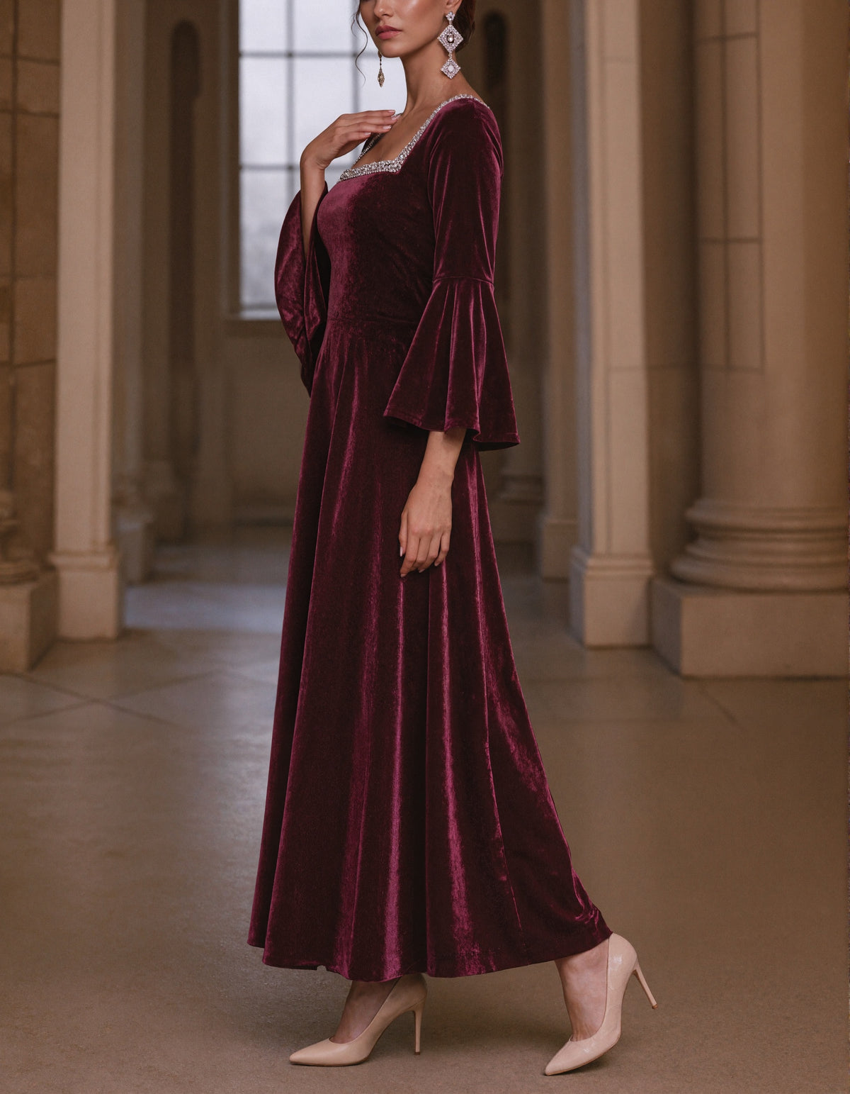 Robe midi en velours bordeaux avec col à sequins argentés