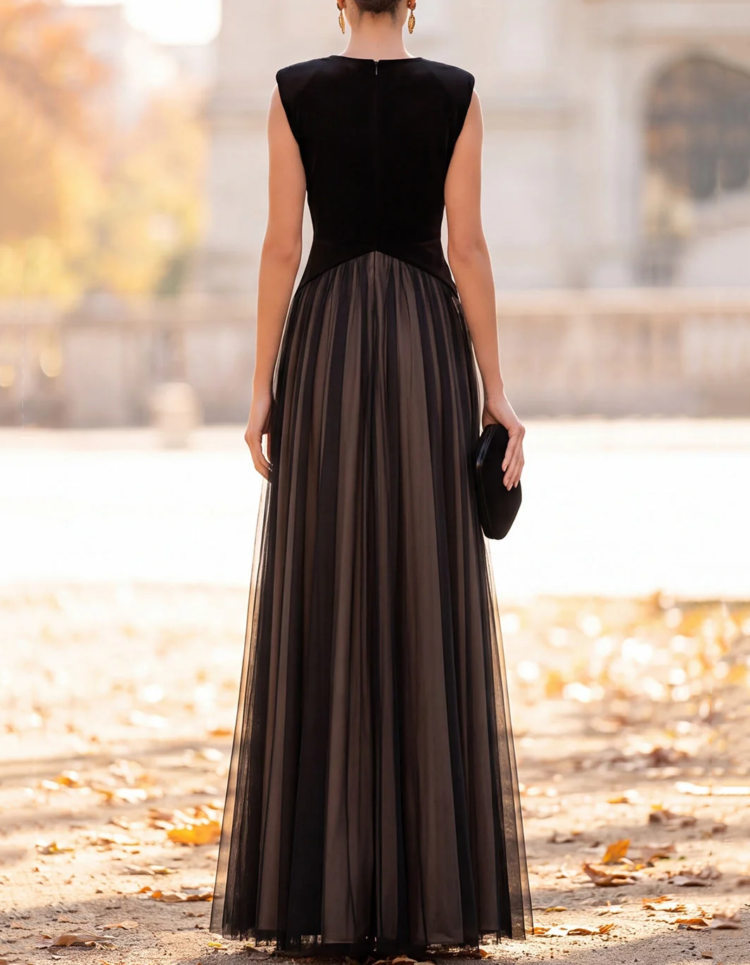 Vestido de noche largo evasé de terciopelo y tul, sin mangas y con cuello en V