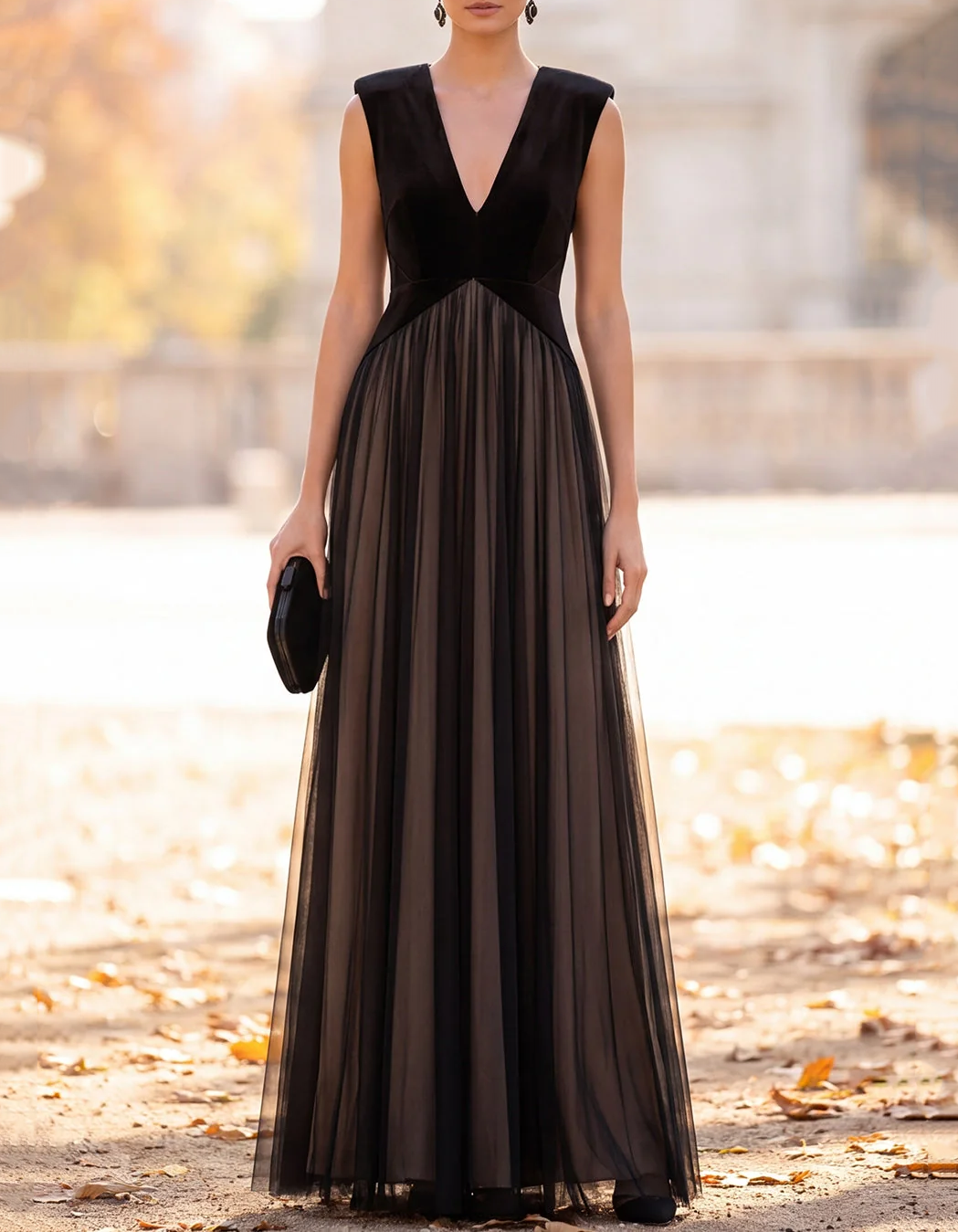 Vestido de noche largo evasé de terciopelo y tul, sin mangas y con cuello en V