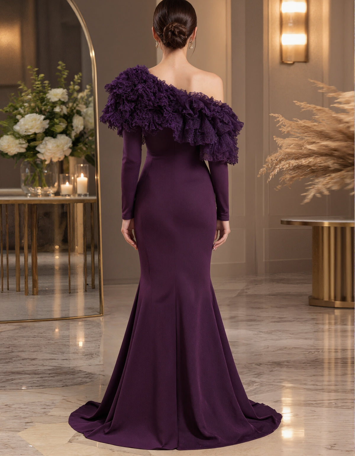 Vestido largo de corte sirena, de color morado intenso y con un solo hombro
