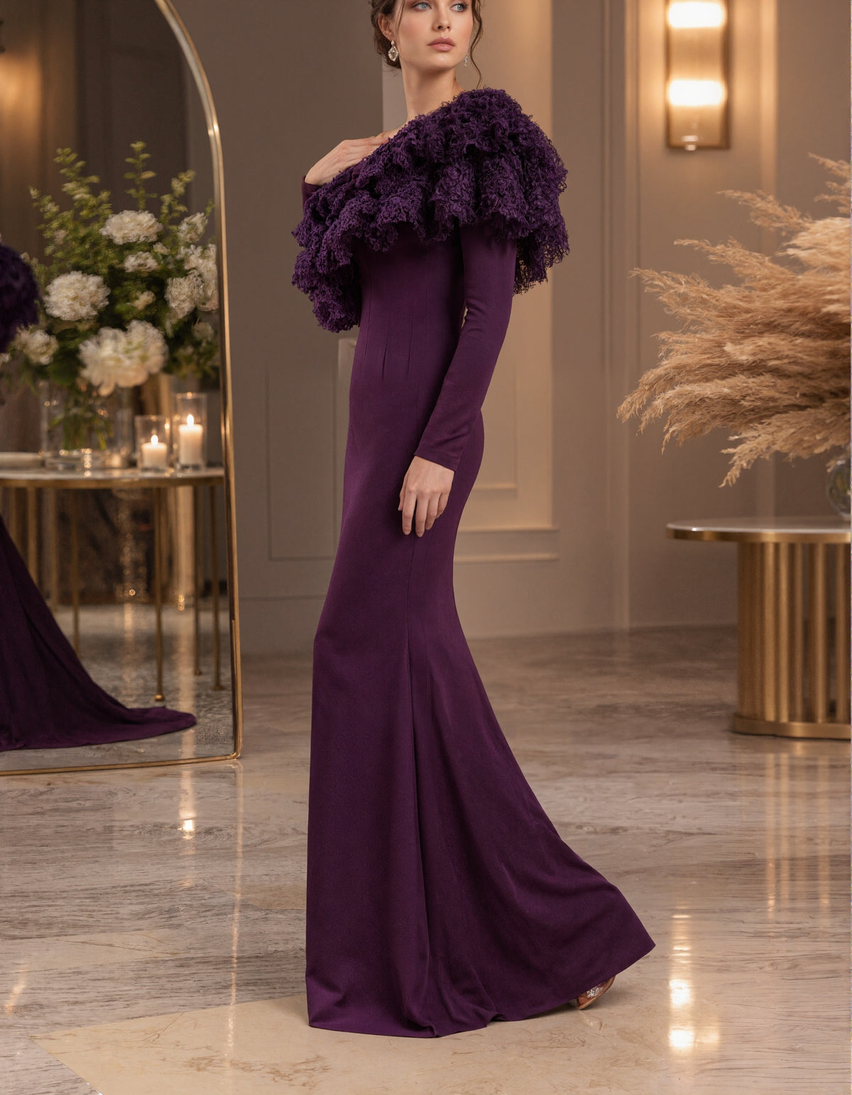 Vestido largo de corte sirena, de color morado intenso y con un solo hombro