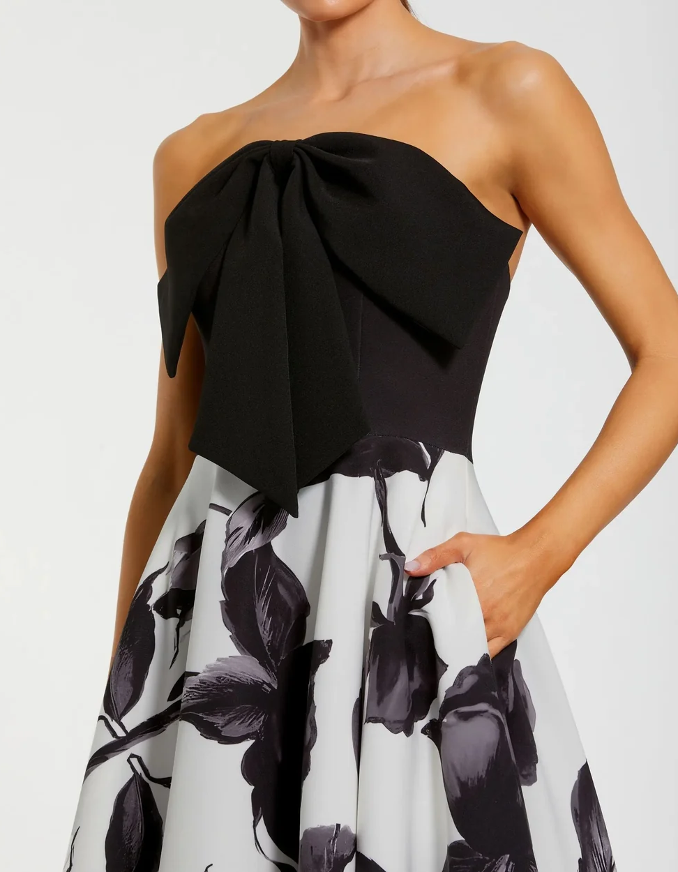 Straploze A-lijn midi-jurk van chiffon met zwarte bloemenprint en strik