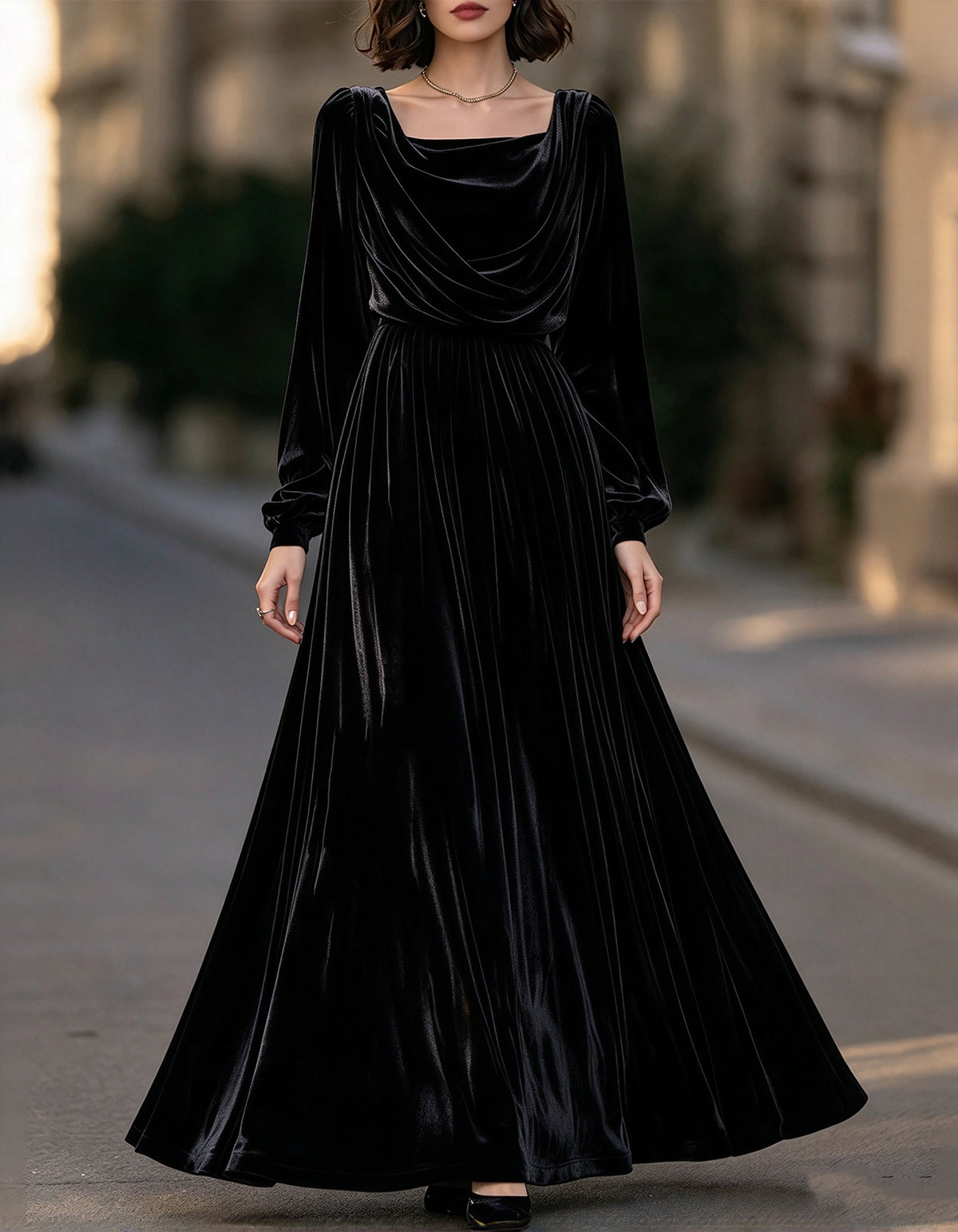 Vestido largo de terciopelo color champán con cuello cuadrado drapeado tipo cascada