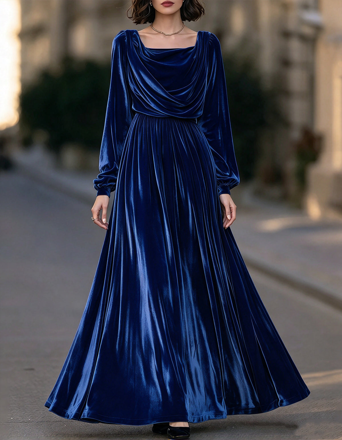 Vestido largo de terciopelo color champán con cuello cuadrado drapeado tipo cascada