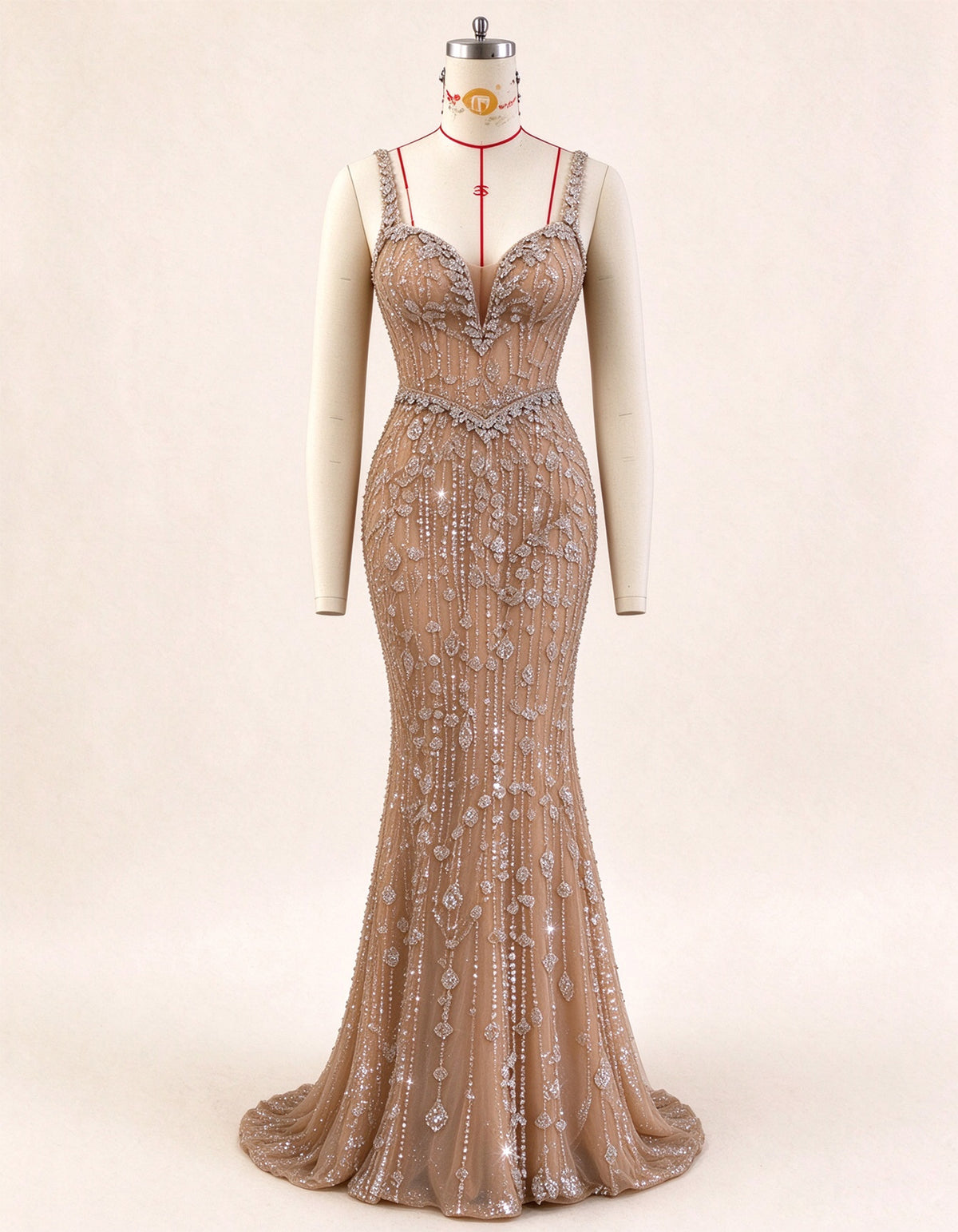 Vestido de noche de sirena color champán con cuentas y tirantes finos
