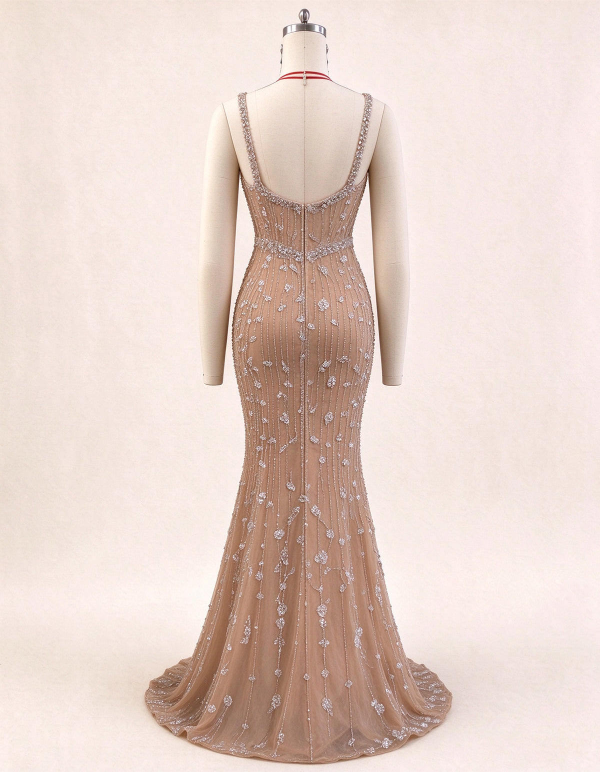 Vestido de noche de sirena color champán con cuentas y tirantes finos
