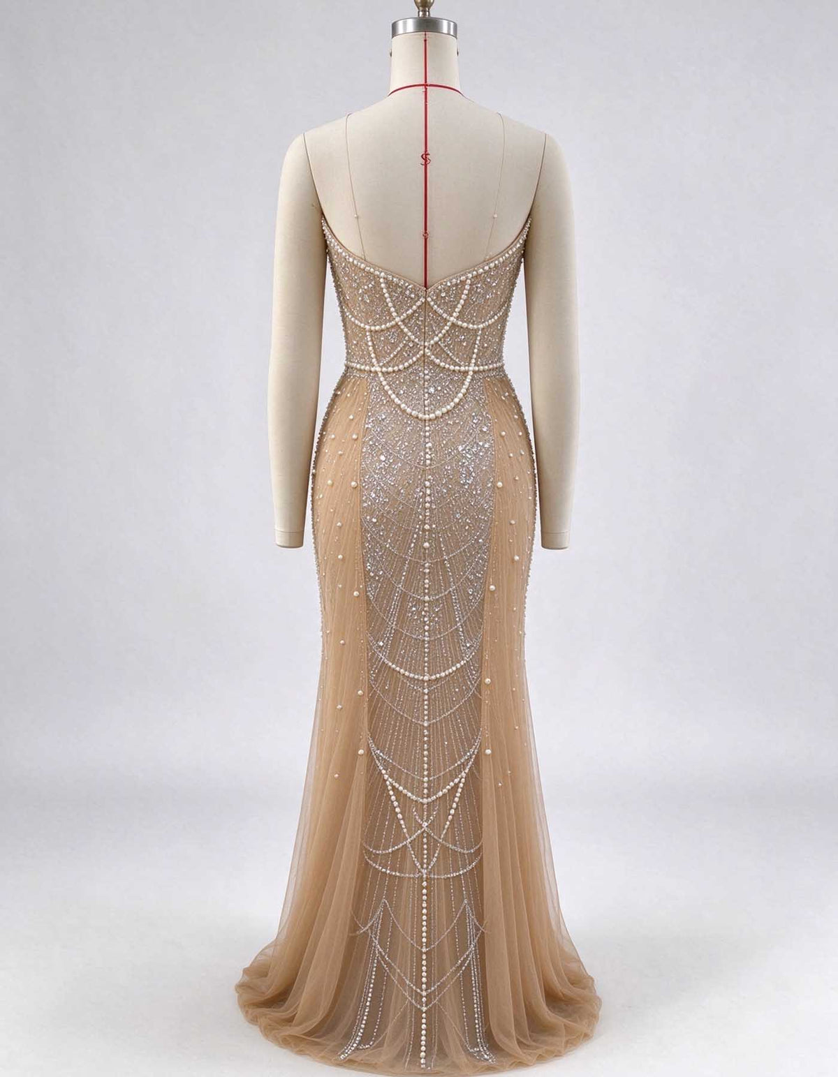 Vestido de noche línea A color champán, sin tirantes, con perlas, pedrería y cuentas