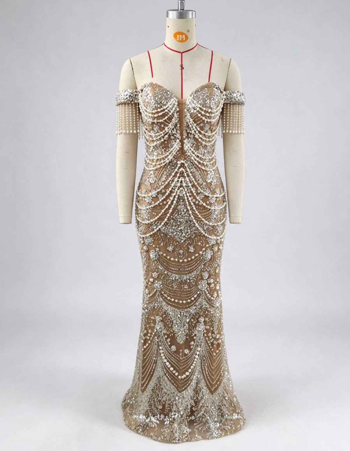 Rochie de seară nude, cu umerii goi, franjuri din perle, strasuri și mărgele
