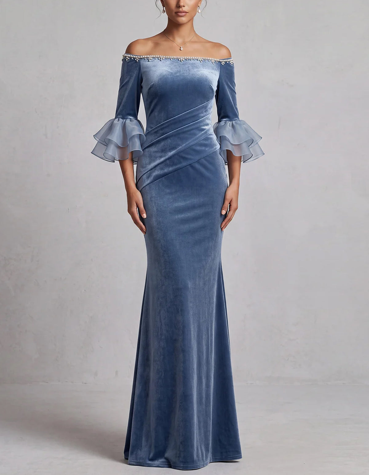 Vestido maxi de terciopelo azul empolvado con hombros descubiertos