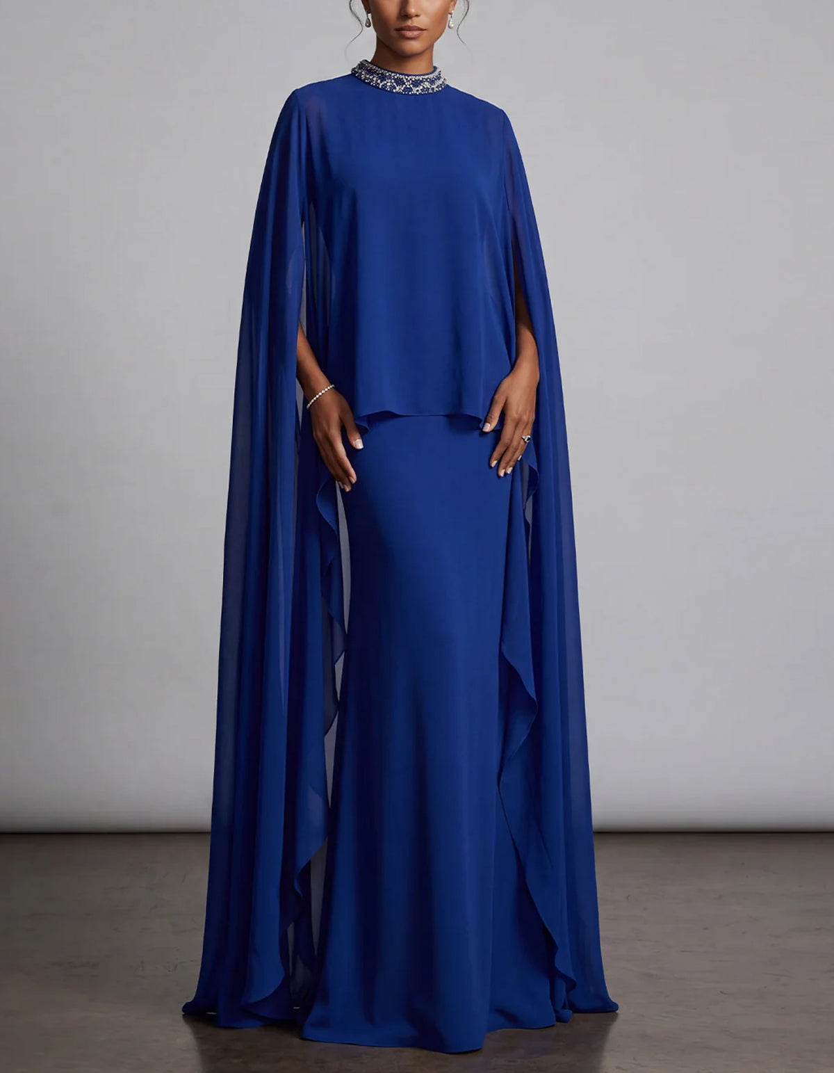 Vestido maxi de gasa azul real con estilo de capa