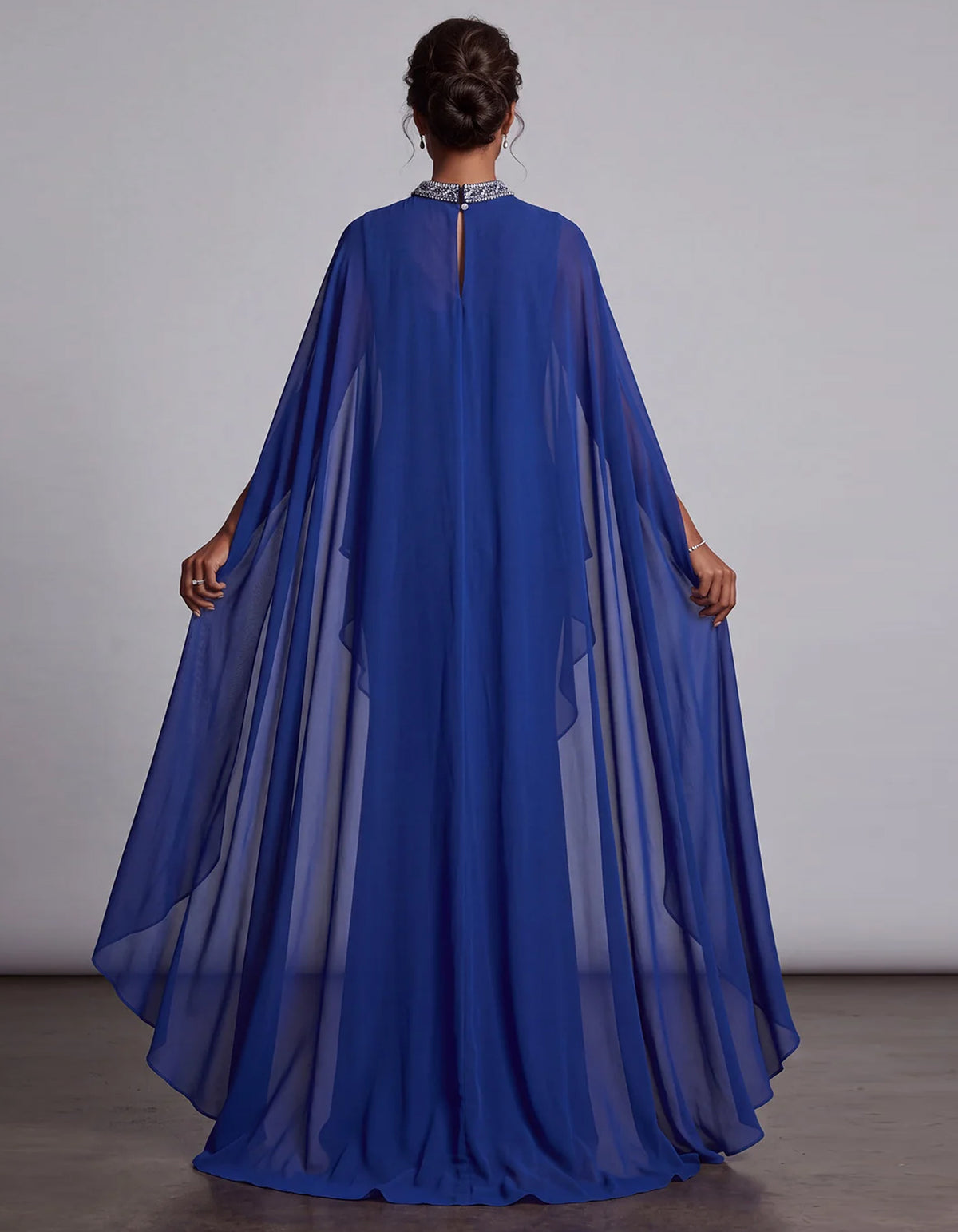 Vestido maxi de gasa azul real con estilo de capa