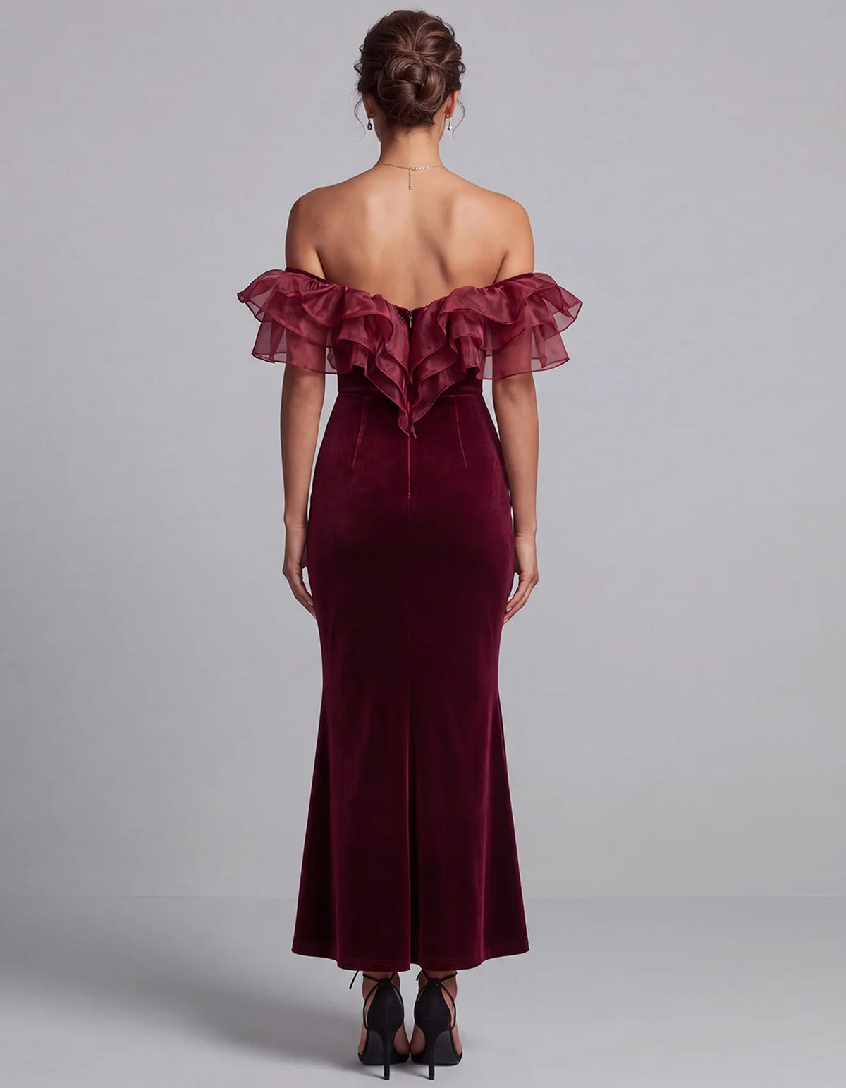 Abito midi in velluto bordeaux con spalle scoperte