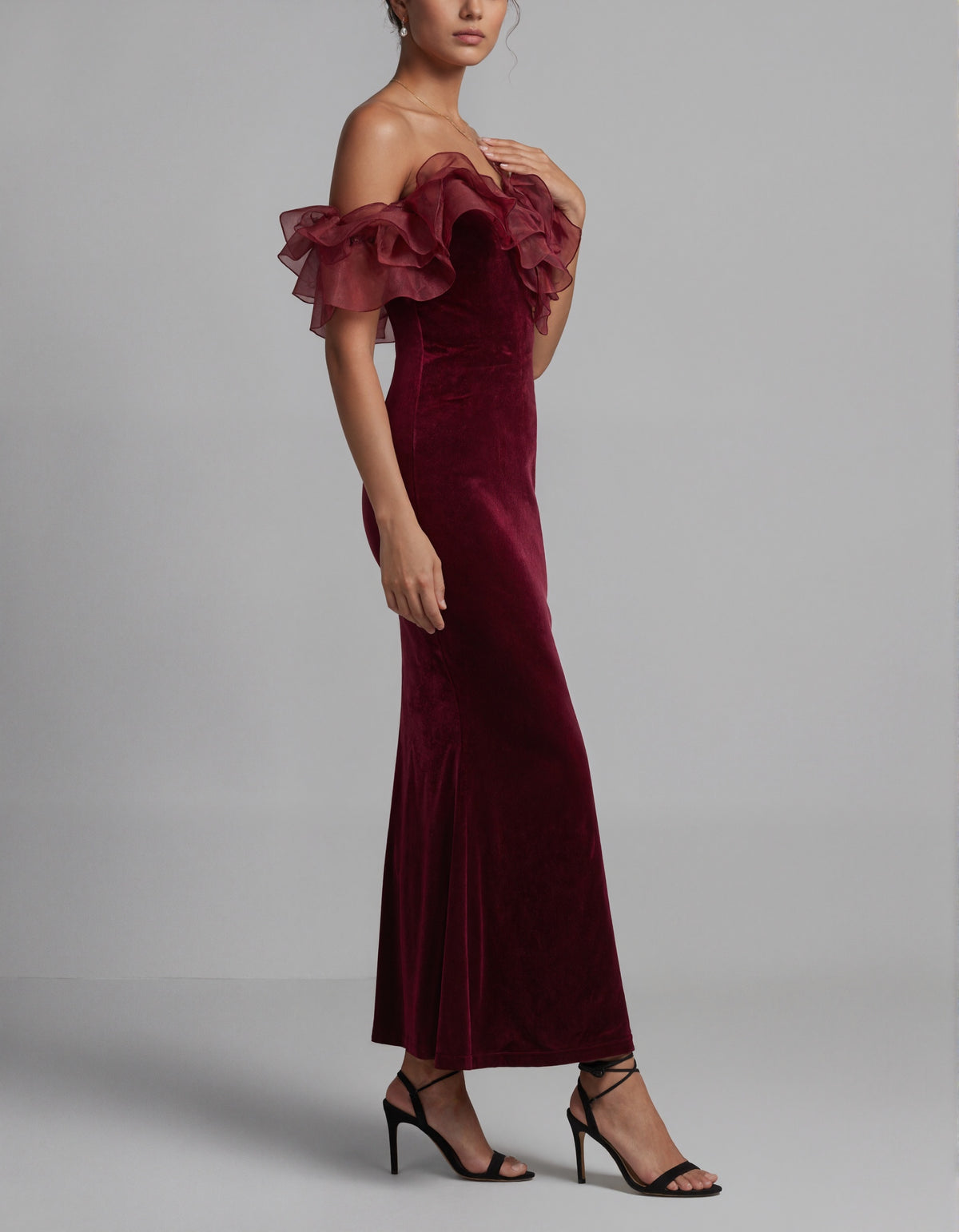 Abito midi in velluto bordeaux con spalle scoperte
