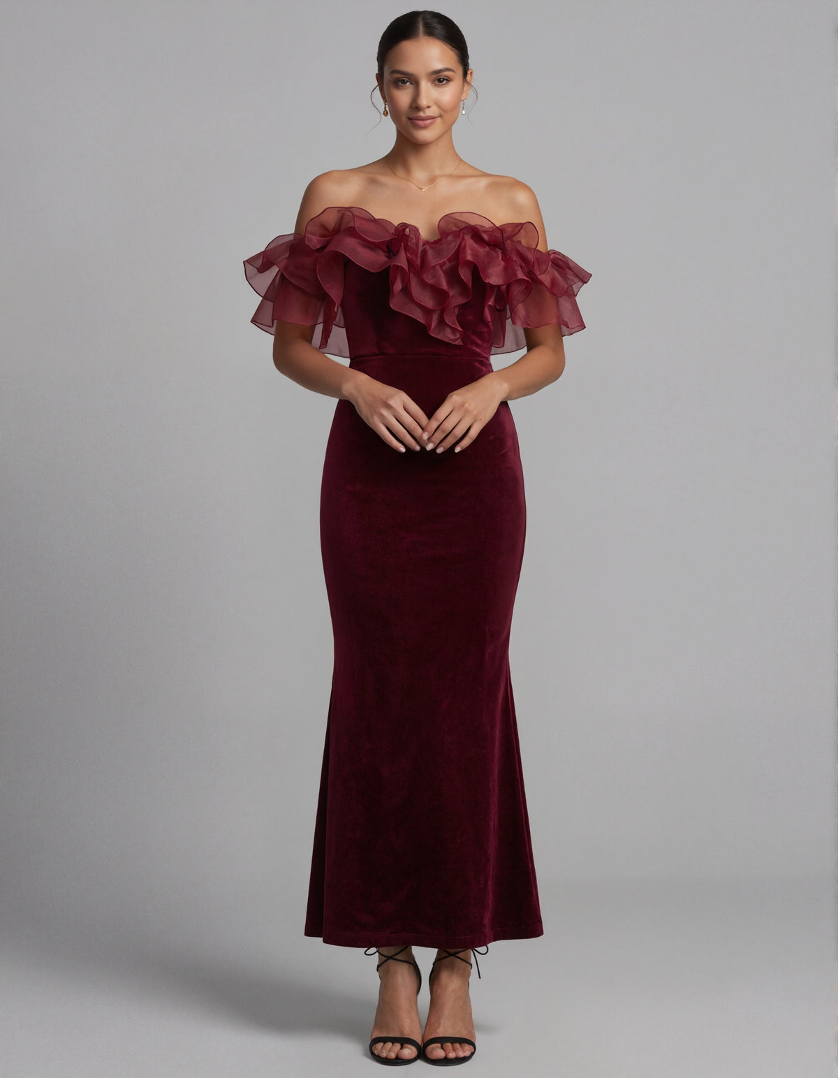 Abito midi in velluto bordeaux con spalle scoperte