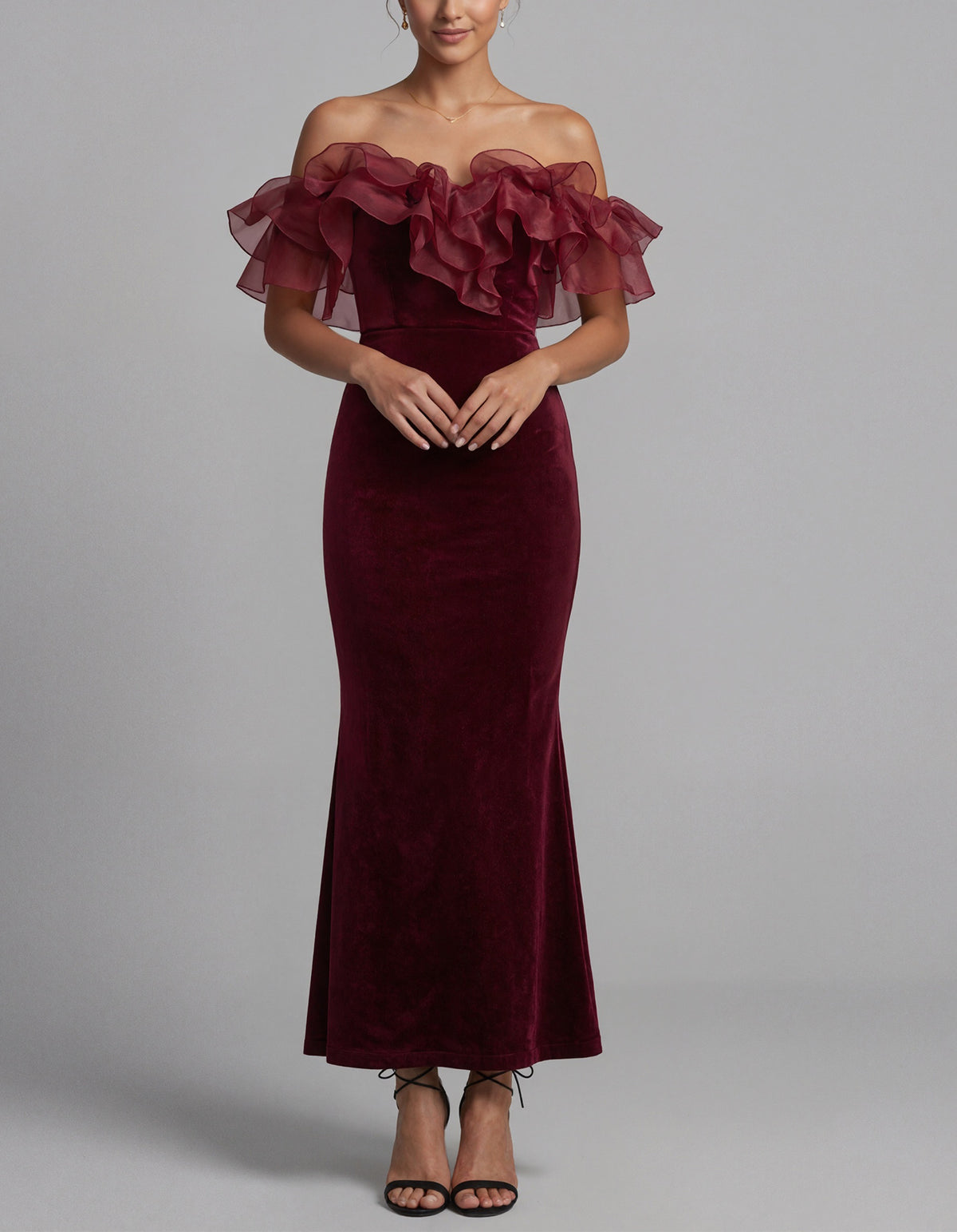 Vestido midi de terciopelo burdeos con hombros descubiertos