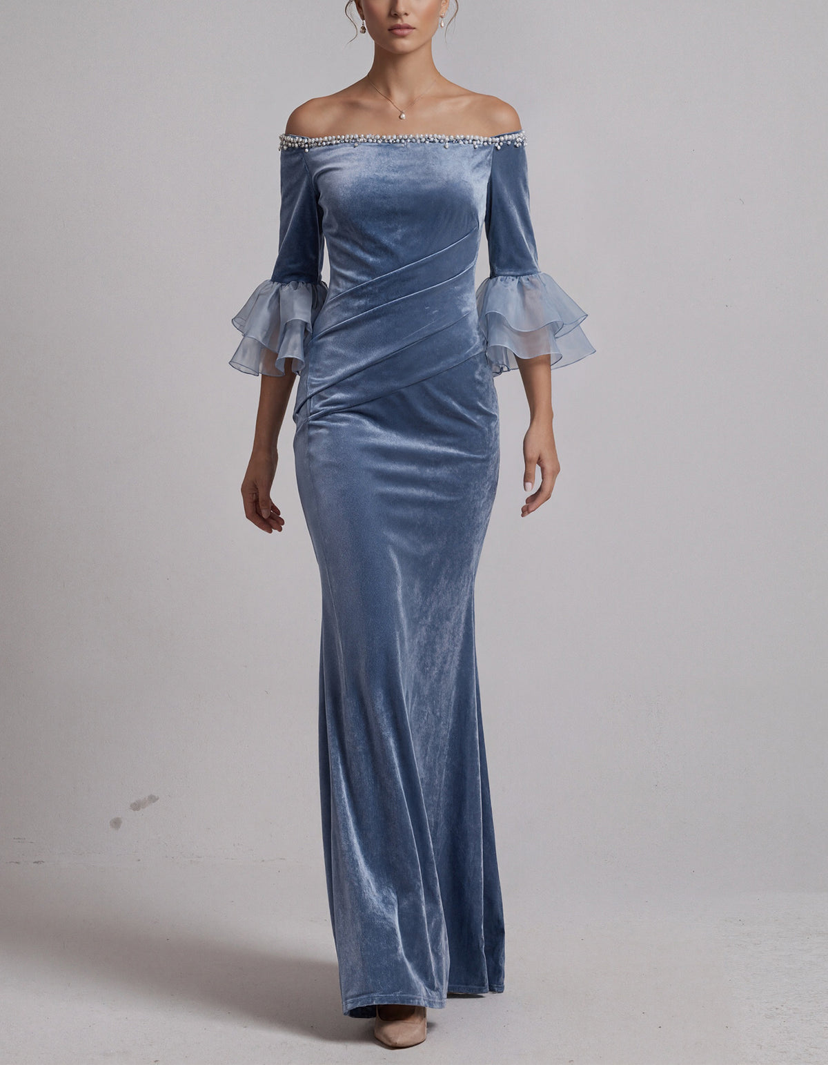 Vestido maxi de terciopelo azul empolvado con hombros descubiertos