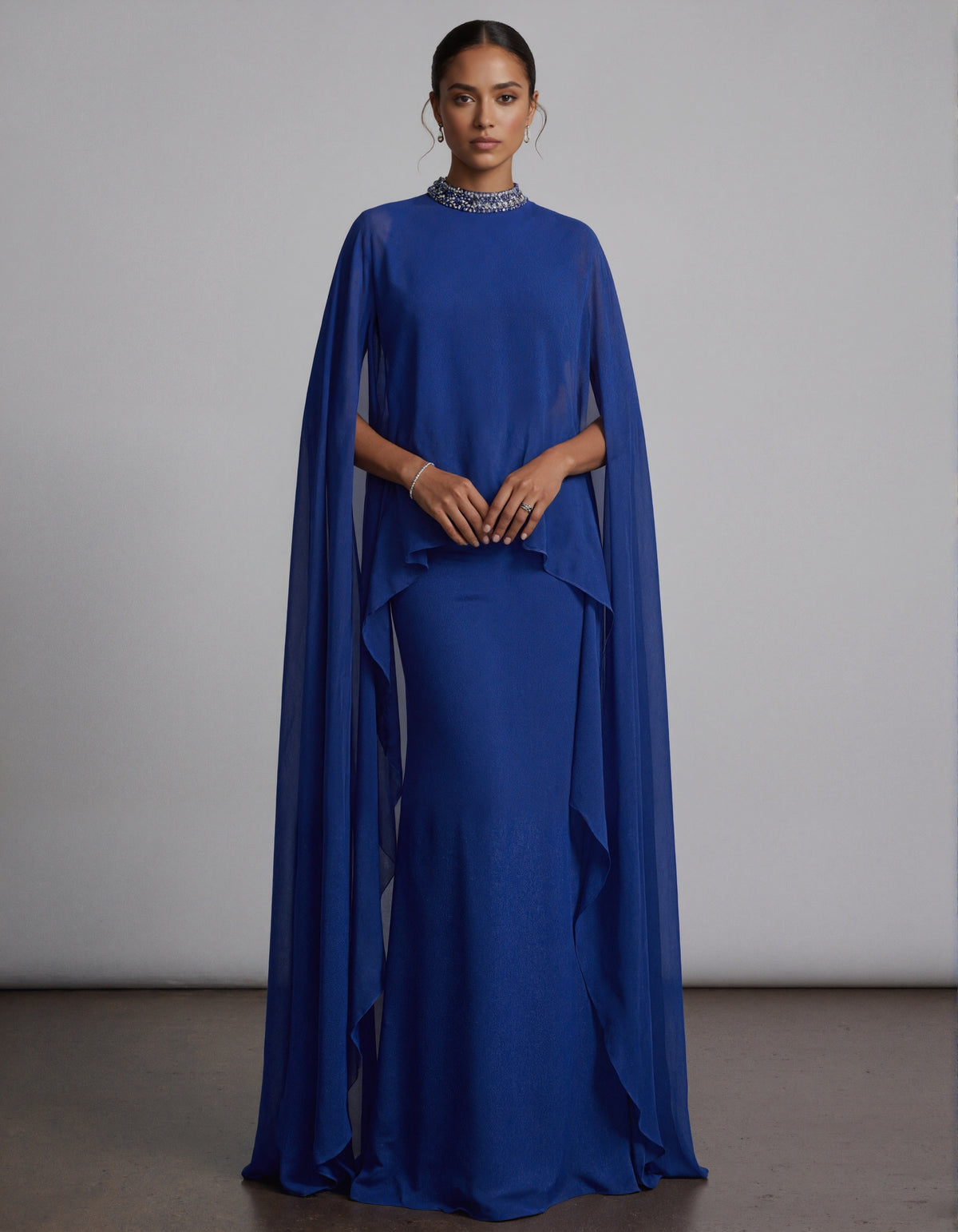 Vestido maxi de gasa azul real con estilo de capa