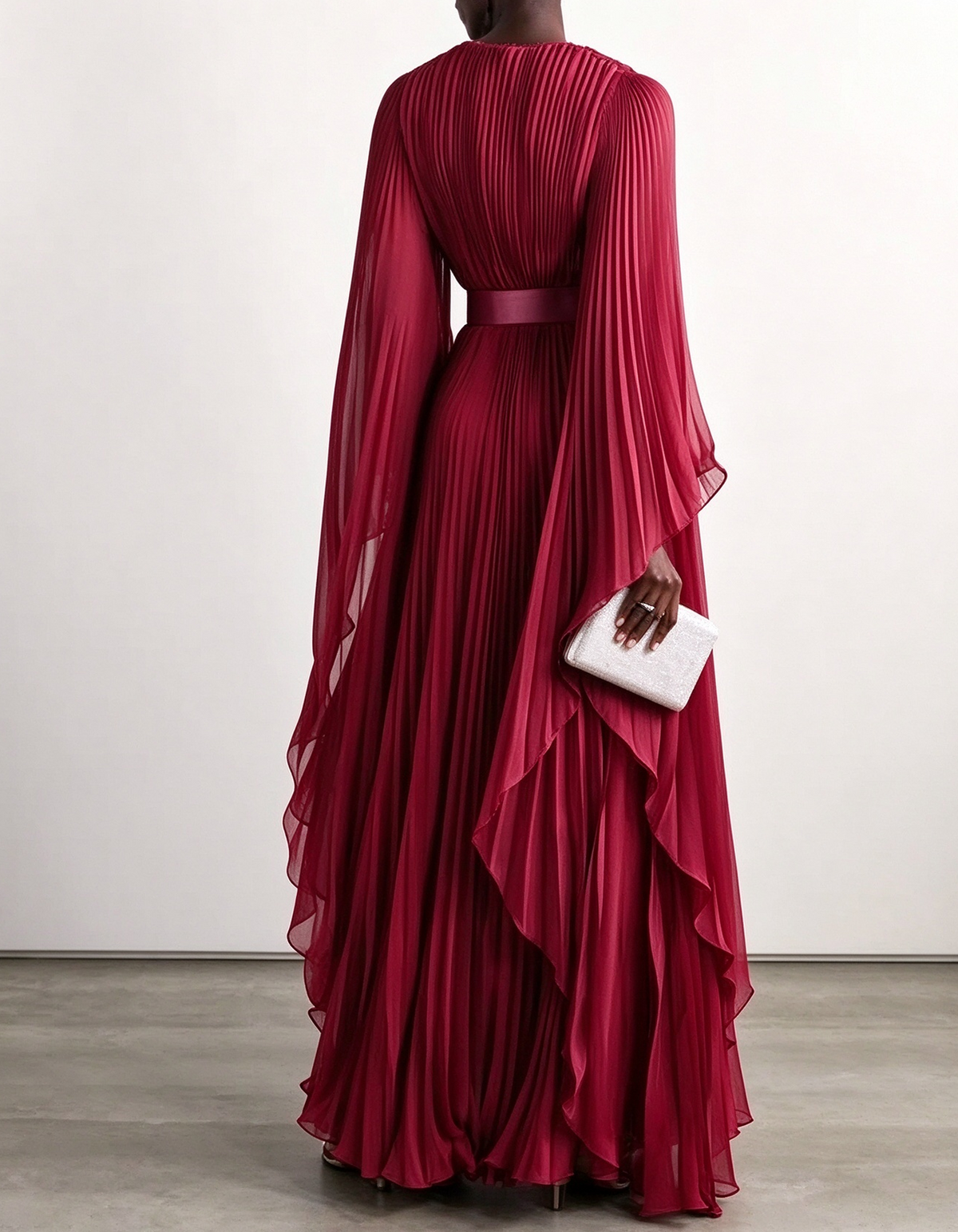 Vestido largo de gasa plisada con mangas tipo capa