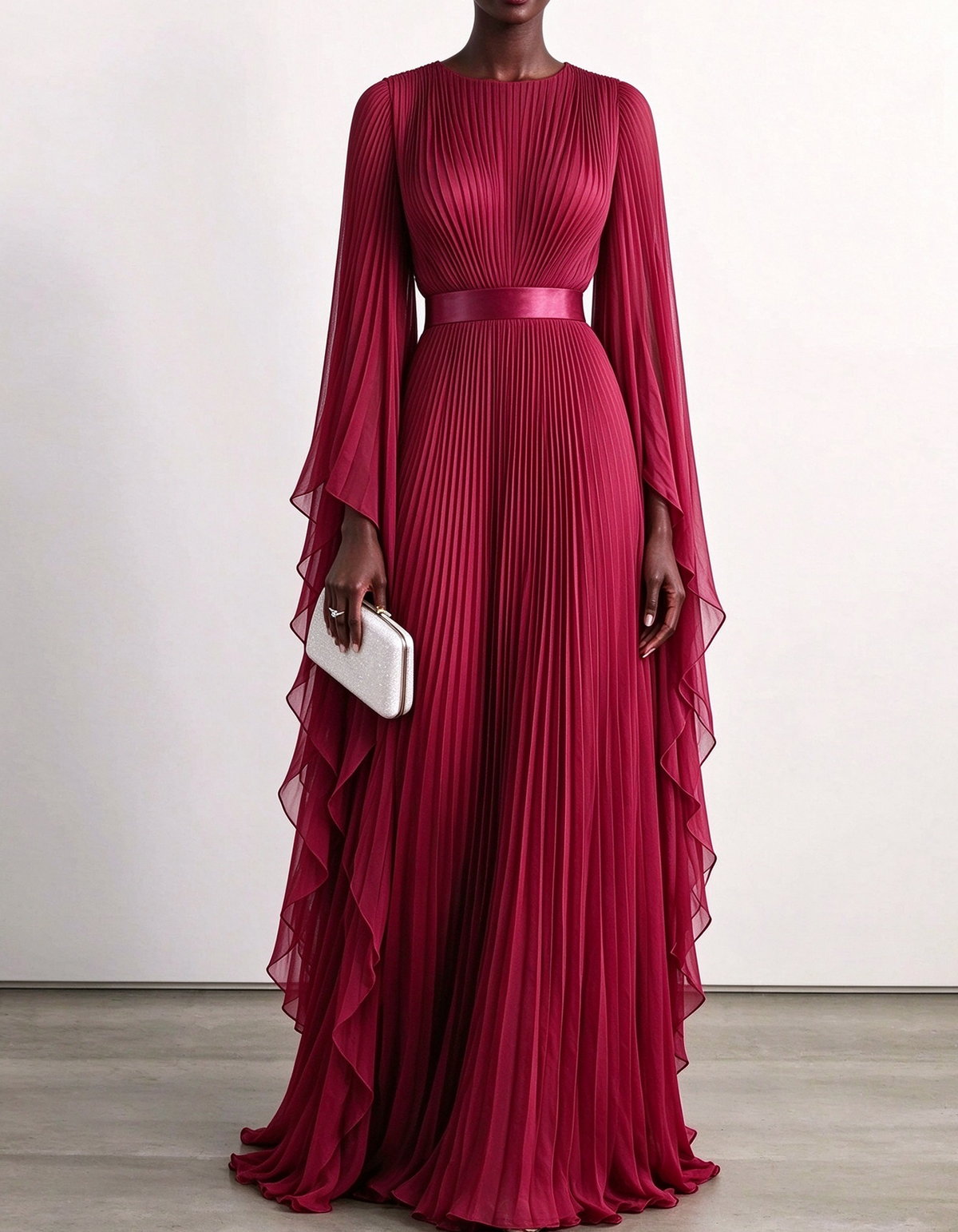 Vestido largo de gasa plisada con mangas tipo capa