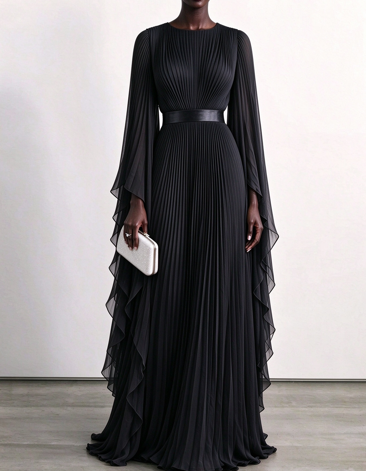Vestido largo de gasa plisada con mangas tipo capa