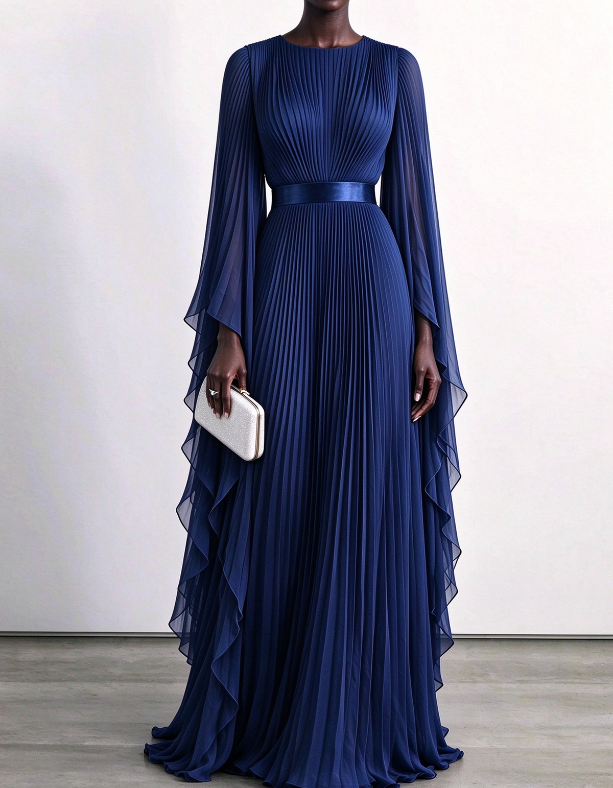 Vestido largo de gasa plisada con mangas tipo capa