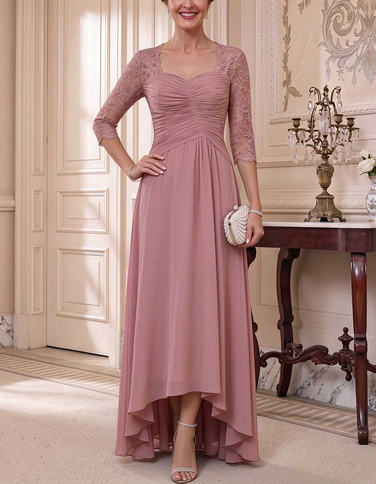 Robe longue en mousseline rose mauve à encolure cœur, dentelle, manches 3/4 et fronces