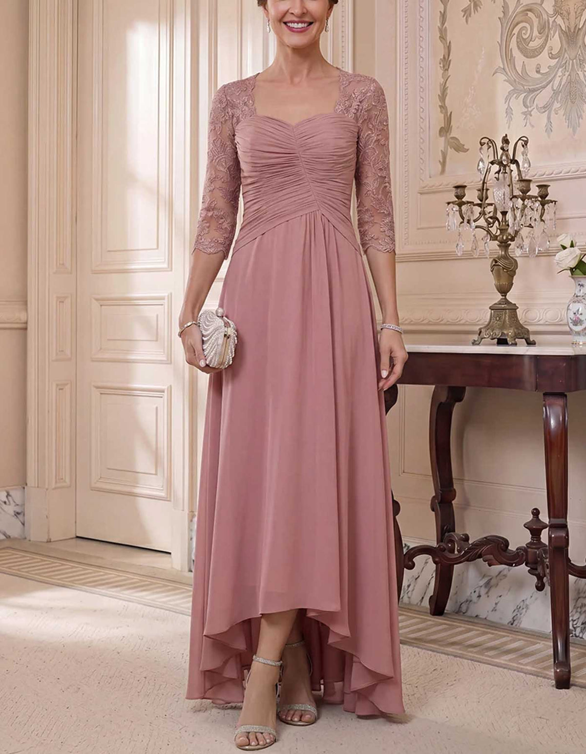 Robe longue en mousseline rose mauve à encolure cœur, dentelle, manches 3/4 et fronces