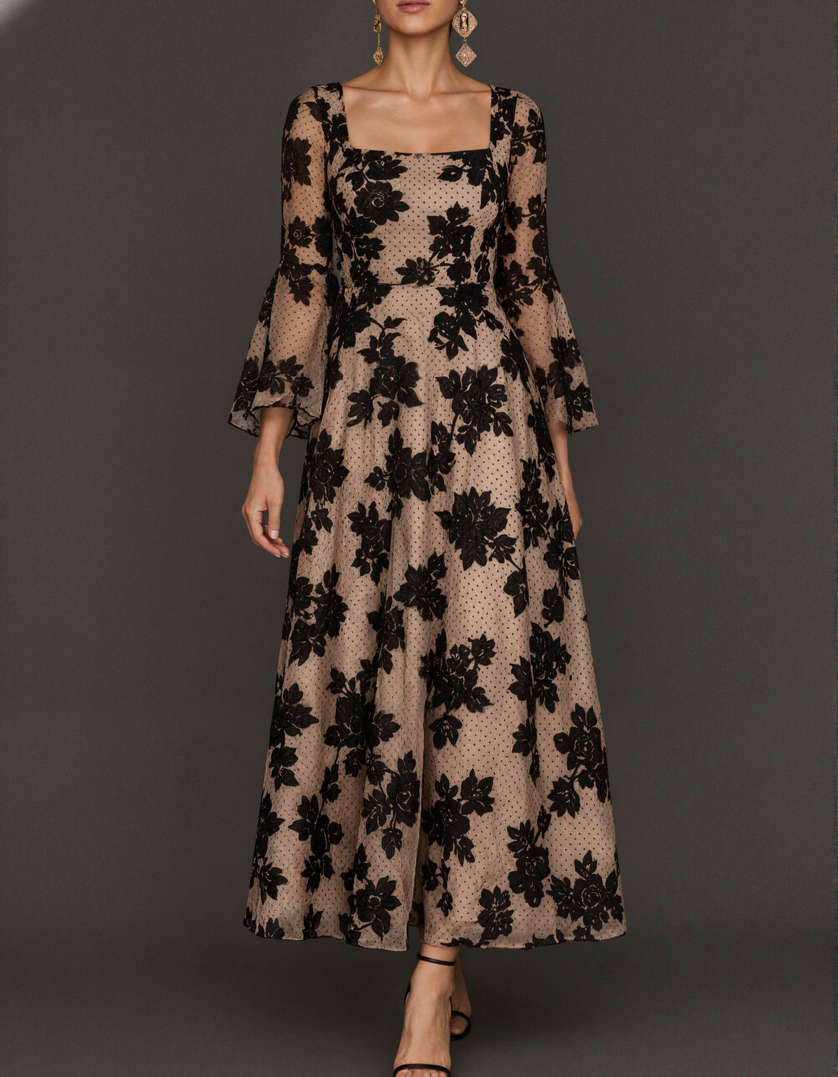 Robe midi noire en dentelle florale floquée
