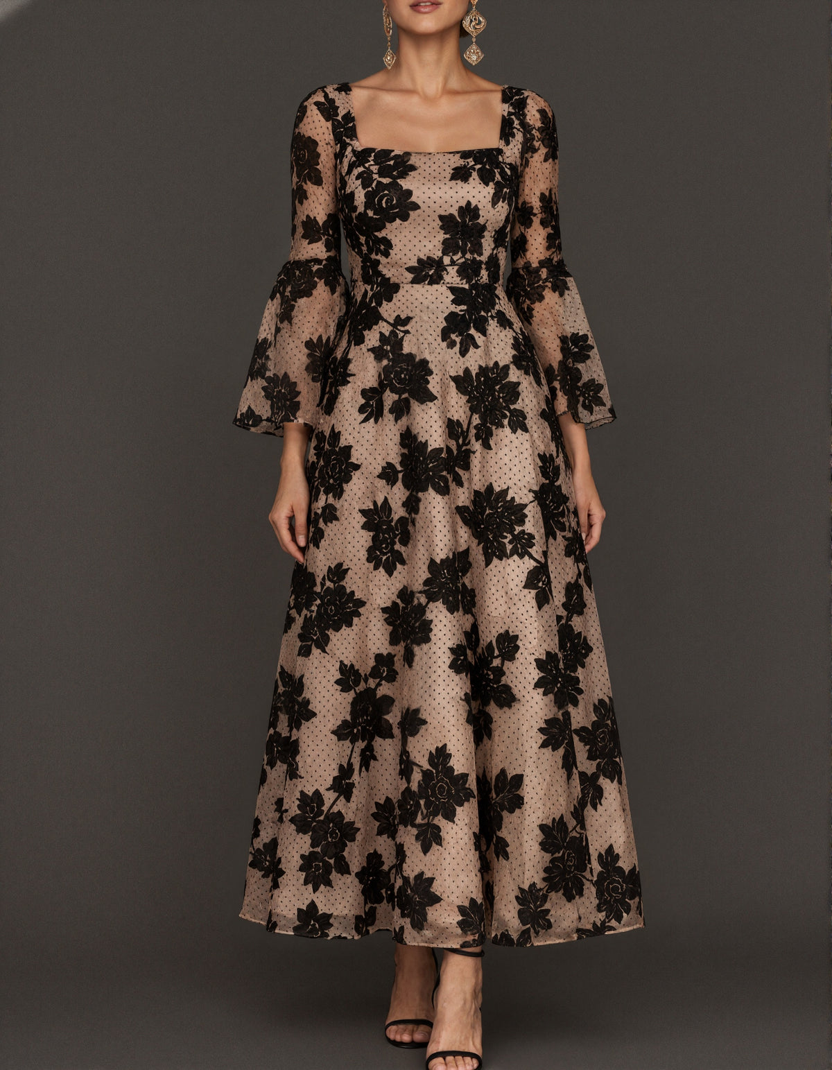 Schwarzes Midikleid aus geblümter Flockspitze