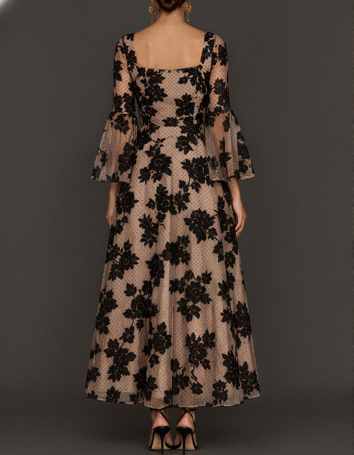 Schwarzes Midikleid aus geblümter Flockspitze