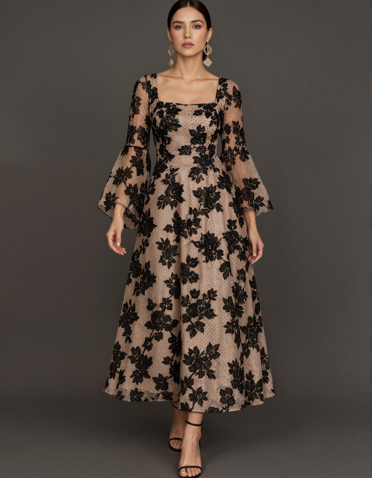 Schwarzes Midikleid aus geblümter Flockspitze