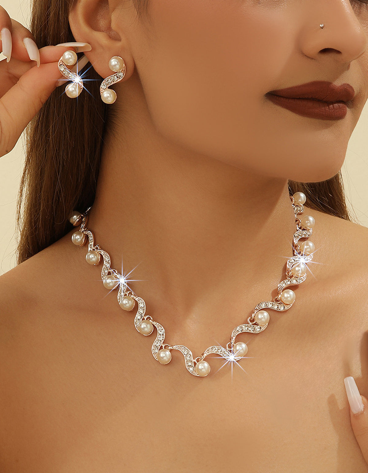 Parure 2 pièces composée d’un collier géométrique ondulé en perles et de boucles d’oreilles