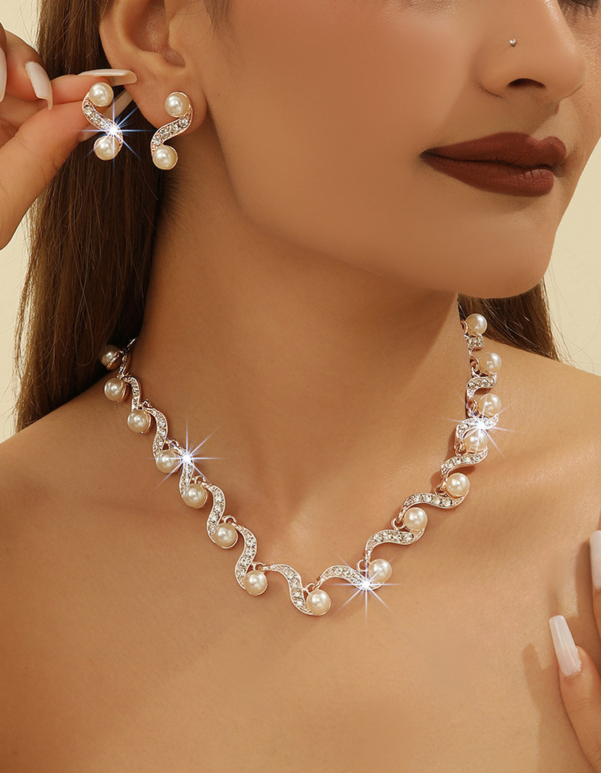 Parure 2 pièces composée d’un collier géométrique ondulé en perles et de boucles d’oreilles