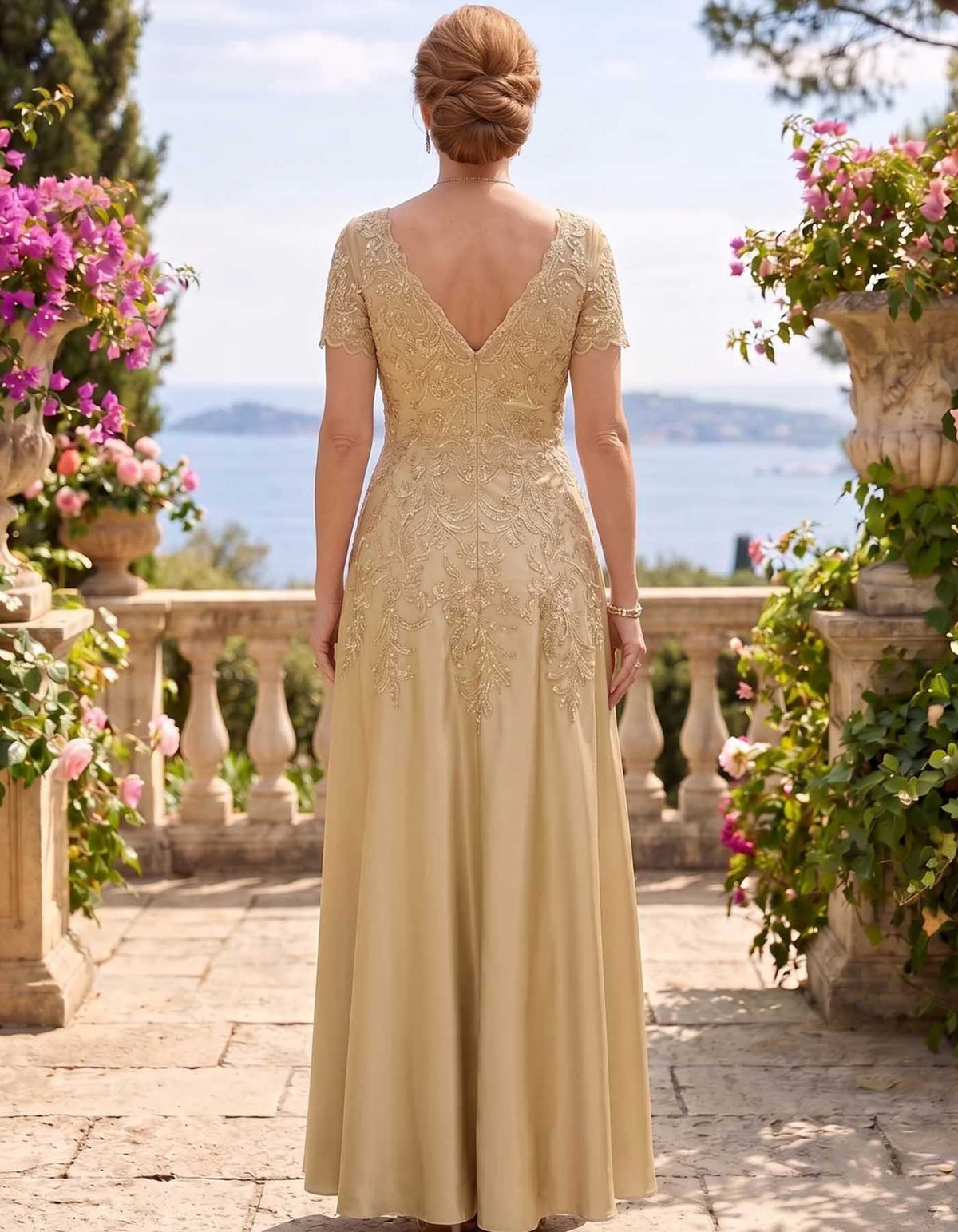 Champagnerfarbenes Satin-Maxikleid mit V-Ausschnitt, kurzen Ärmeln und Spitzenapplikation