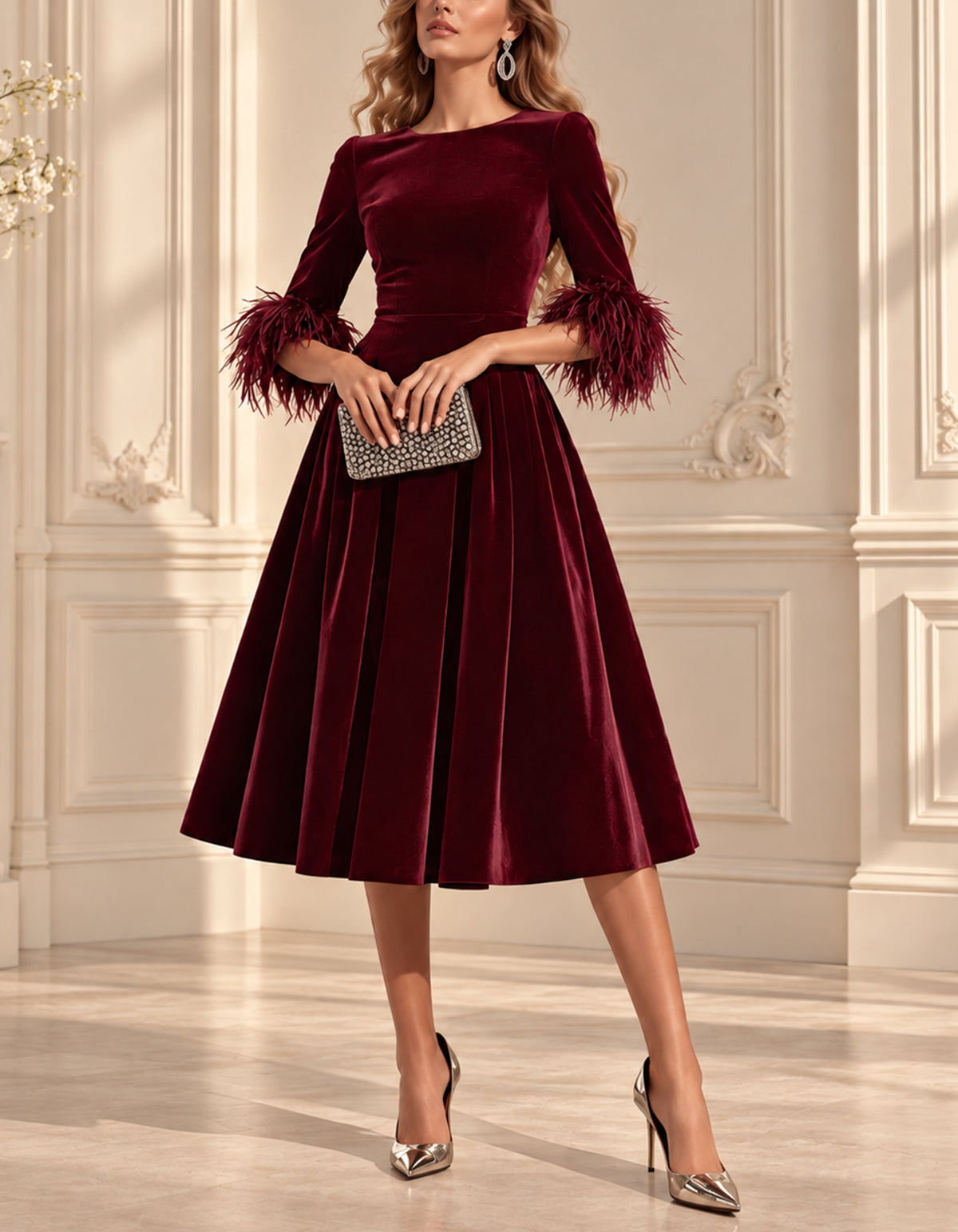 Robe midi en velours bordeaux avec poignets en plumes
