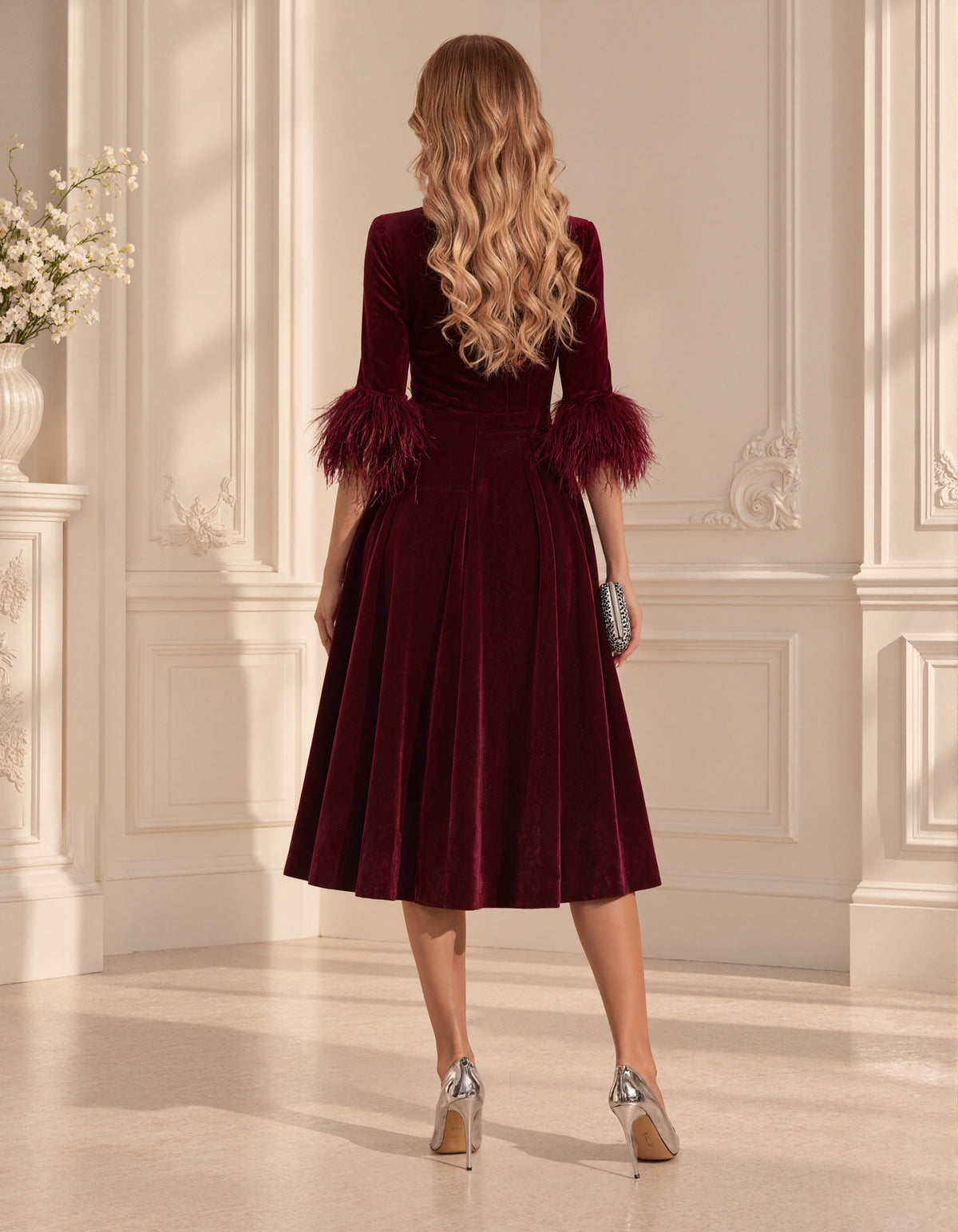 Robe midi en velours bordeaux avec poignets en plumes