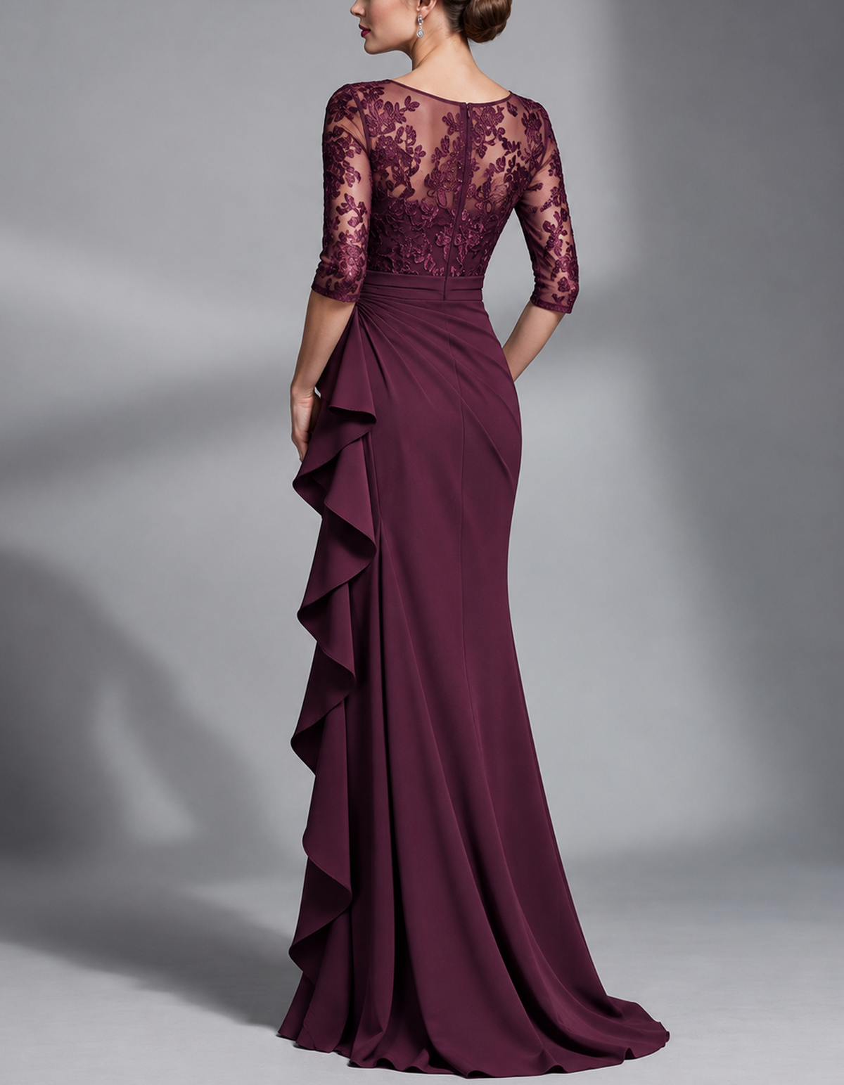 Maxikleid mit Spitzenillusion am Ausschnitt und seitlicher Rüsche
