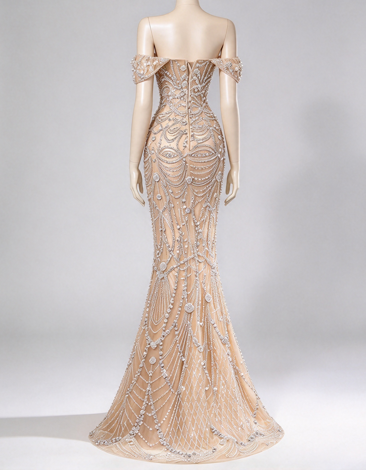 Vestido de noite comprido de champanhe claro, com ombros descobertos, profusamente bordado com missangas e corte sereia