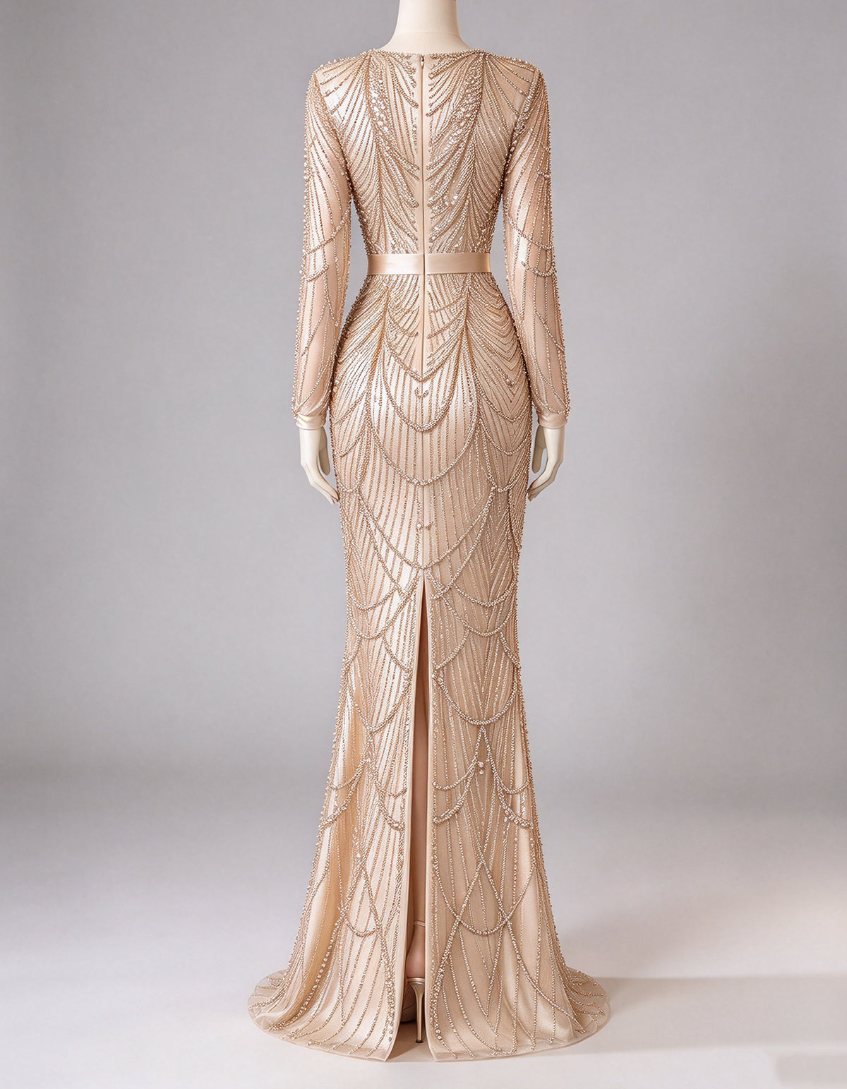 Robe longue couleur champagne et or à coupe sirène, ornée de cristaux en superposition