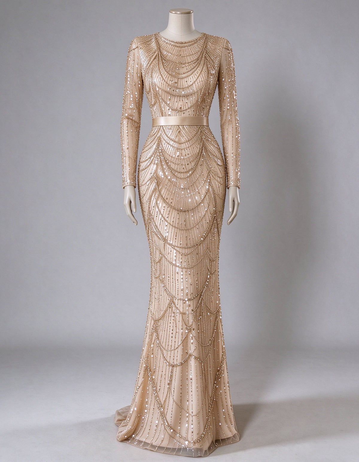 Robe longue couleur champagne et or à coupe sirène, ornée de cristaux en superposition