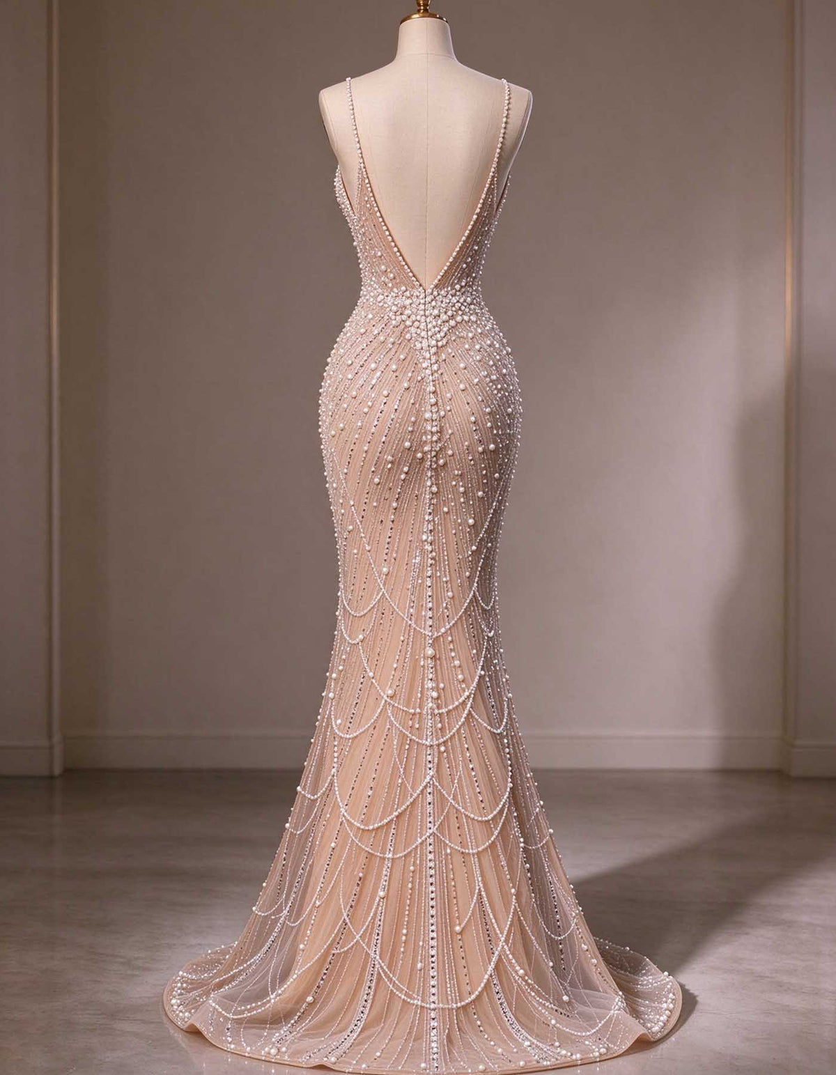 Robe longue en tulle couleur chair à fines bretelles, entièrement ornée de perles