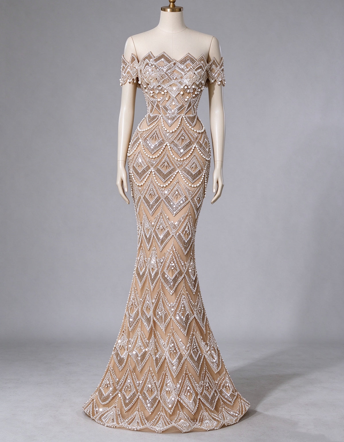 Robe longue couleur champagne à coupe sirène, ornée de cristaux