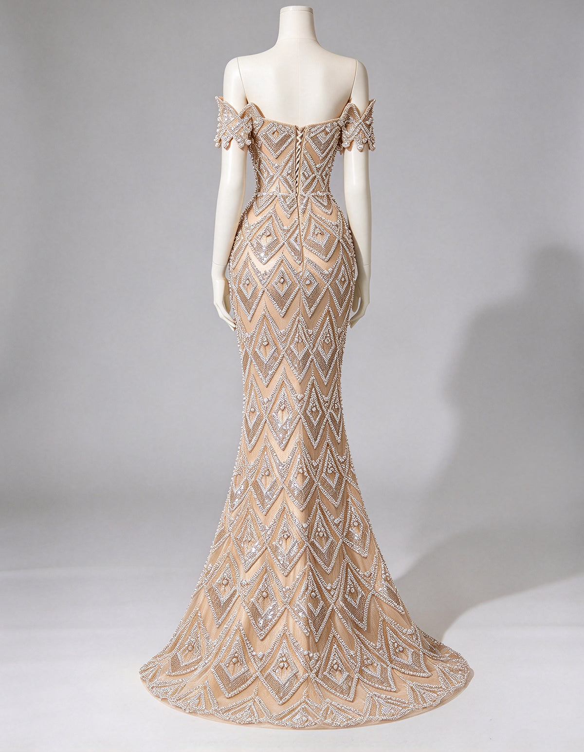 Robe longue couleur champagne à coupe sirène, ornée de cristaux