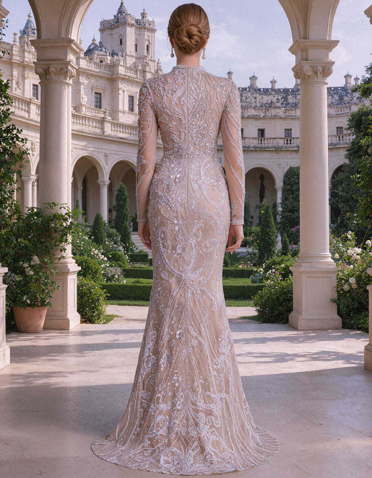 Vestido largo color nude de cuello alto, con abertura, escote en V pronunciado, mangas largas transparentes y cuentas