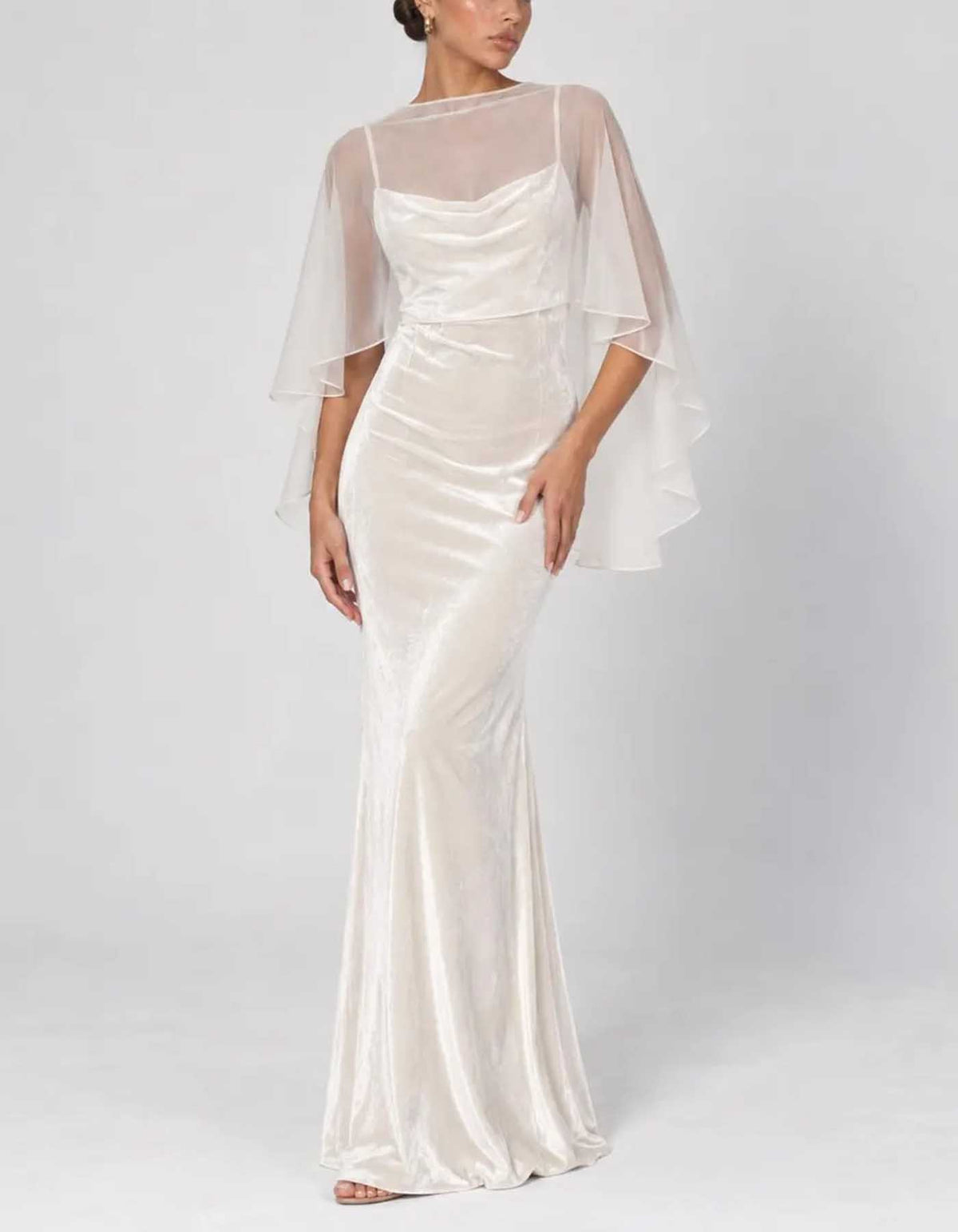 Vestido largo de gasa transparente y terciopelo, con mangas tipo capa