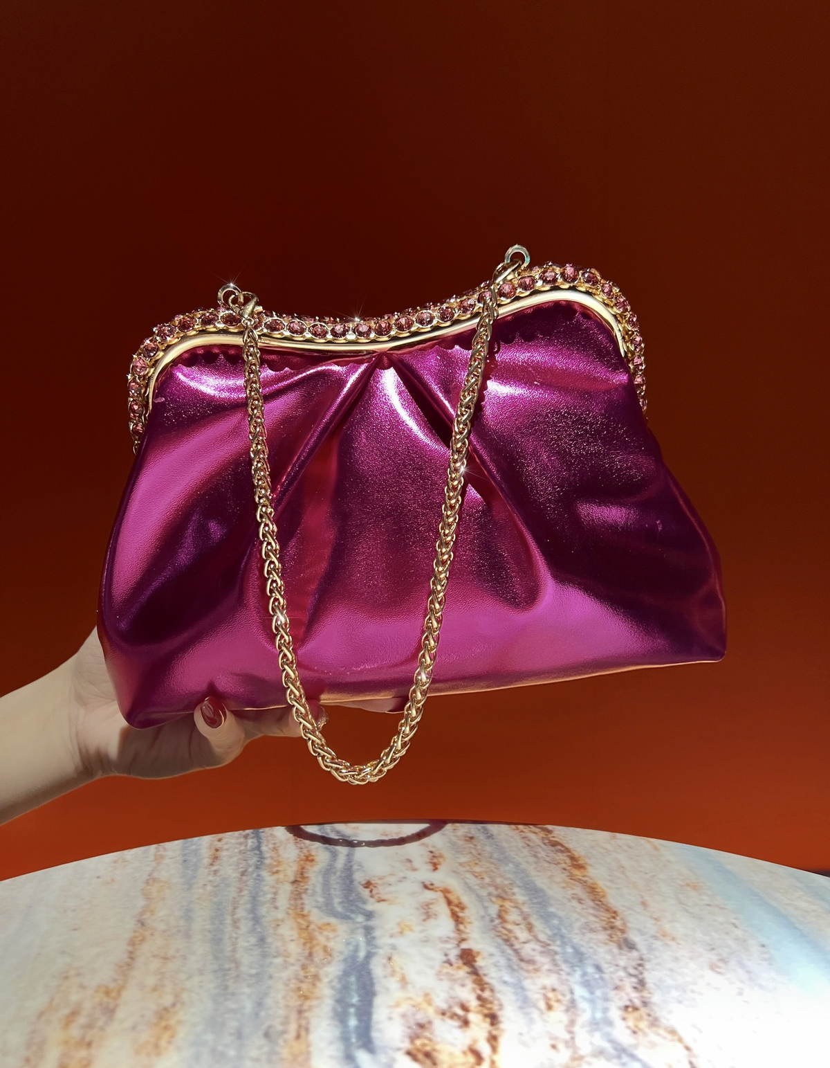 Bolso de mano de noche de PU brillante color champán, fruncido y con cadena