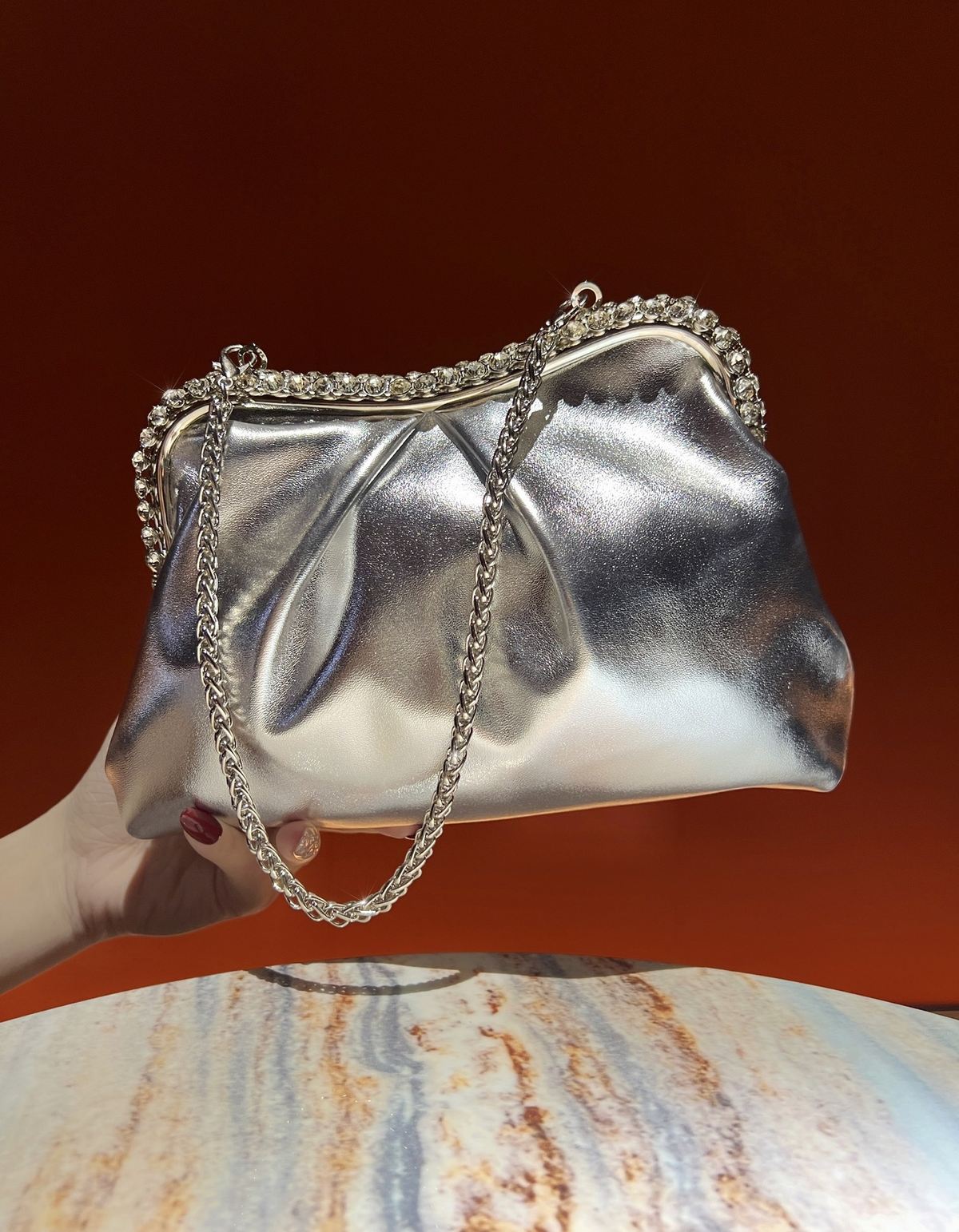 Bolso de mano de noche de PU brillante color champán, fruncido y con cadena
