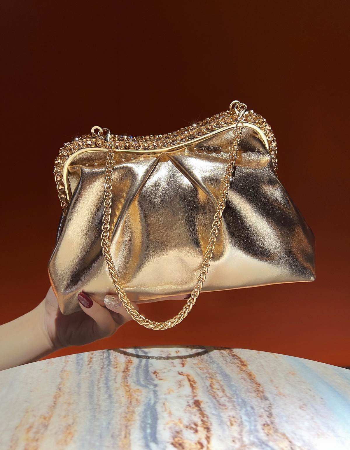 Bolso de mano de noche de PU brillante color champán, fruncido y con cadena
