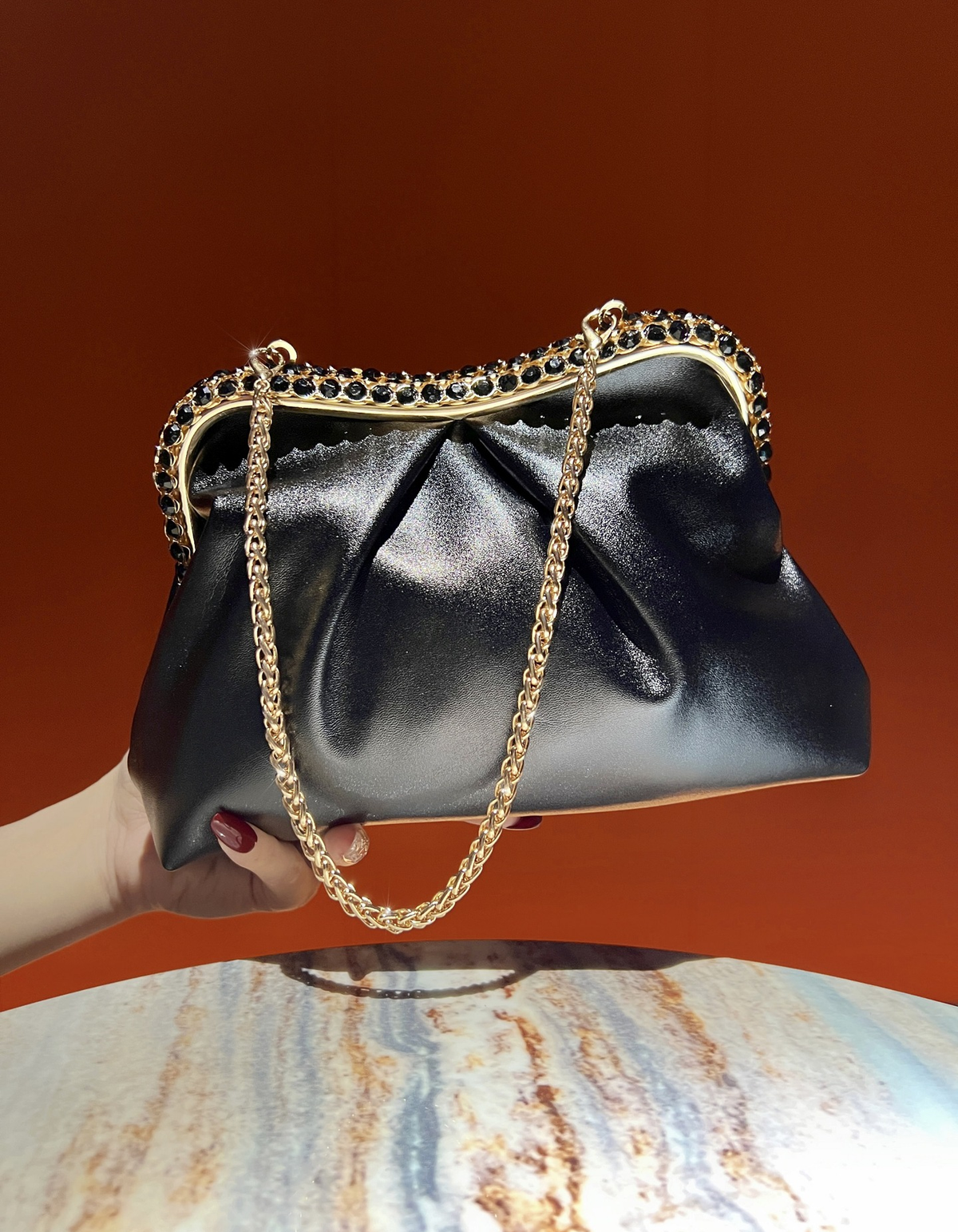 Bolso de mano de noche de PU brillante color champán, fruncido y con cadena