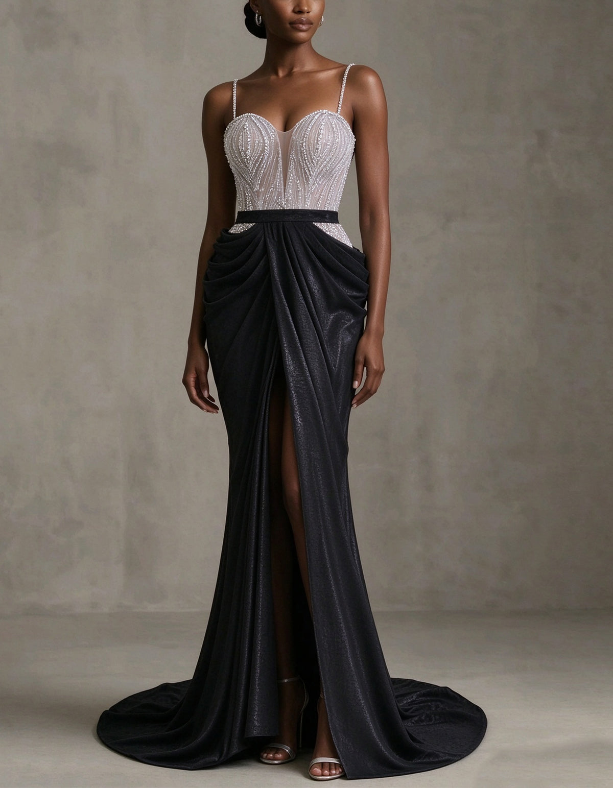 Abendkleid mit Spaghettiträgern und Perlen